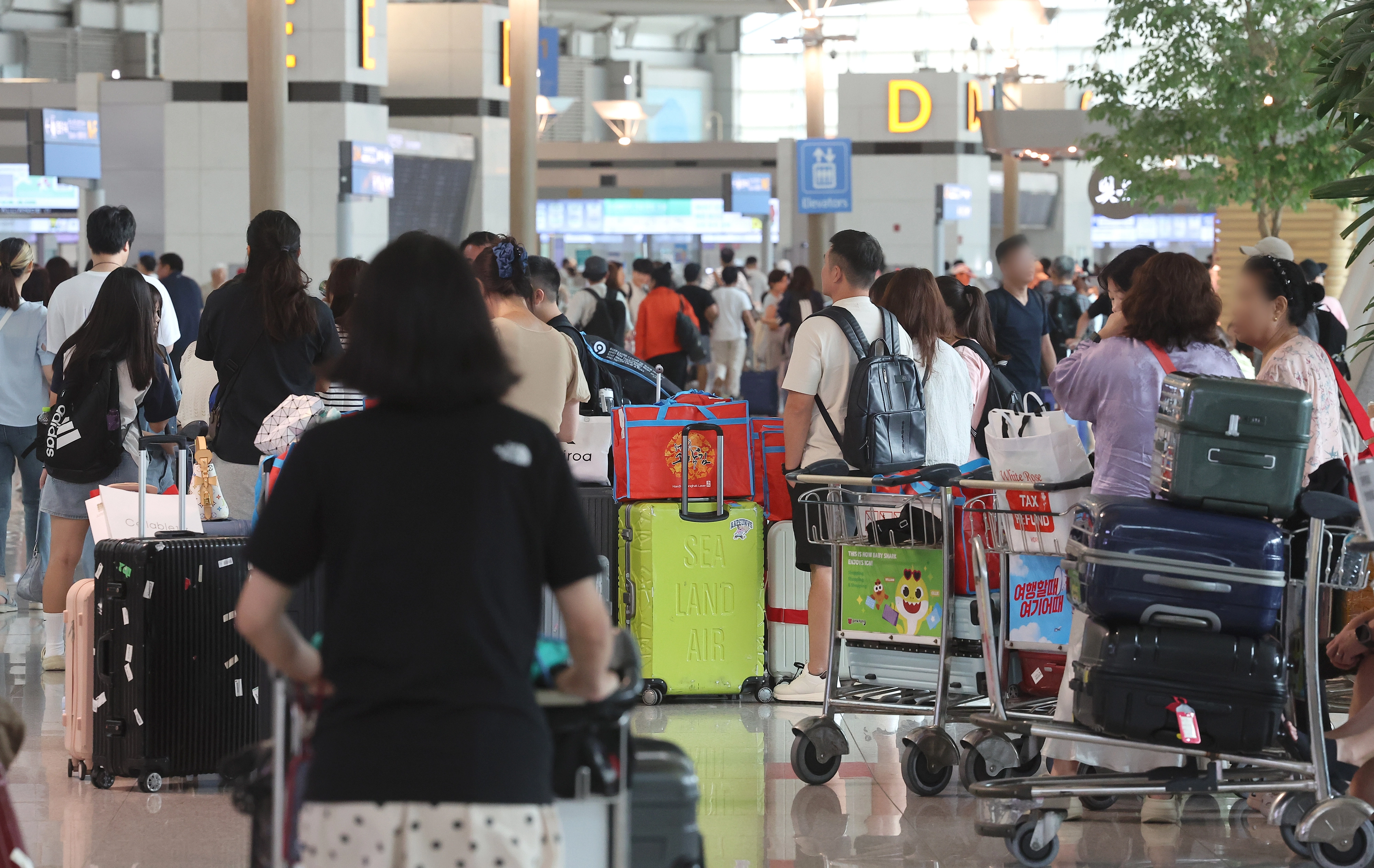 여름철 휴가 성수기, 붐비는 공항  여름휴가 성수기인 3일 인천국제공항 제1여객터미널 출국장이 해외로 출국하는 여행객들로 붐비고 있다. 2025.8.3 연합뉴스