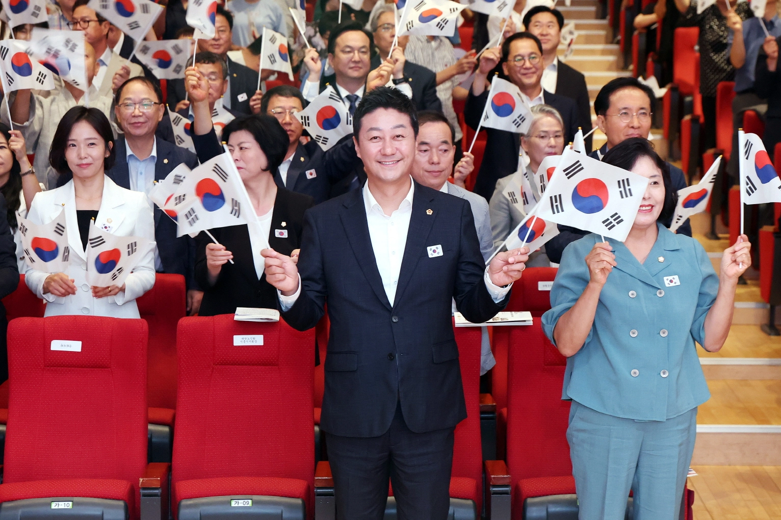 제80주년 광복절 경축행사에 참석한 김진경 의장을 비롯한 참석자들이 태극기를 흔들며 광복의 의미를 되새기고 있다. (사진=경기도의회)