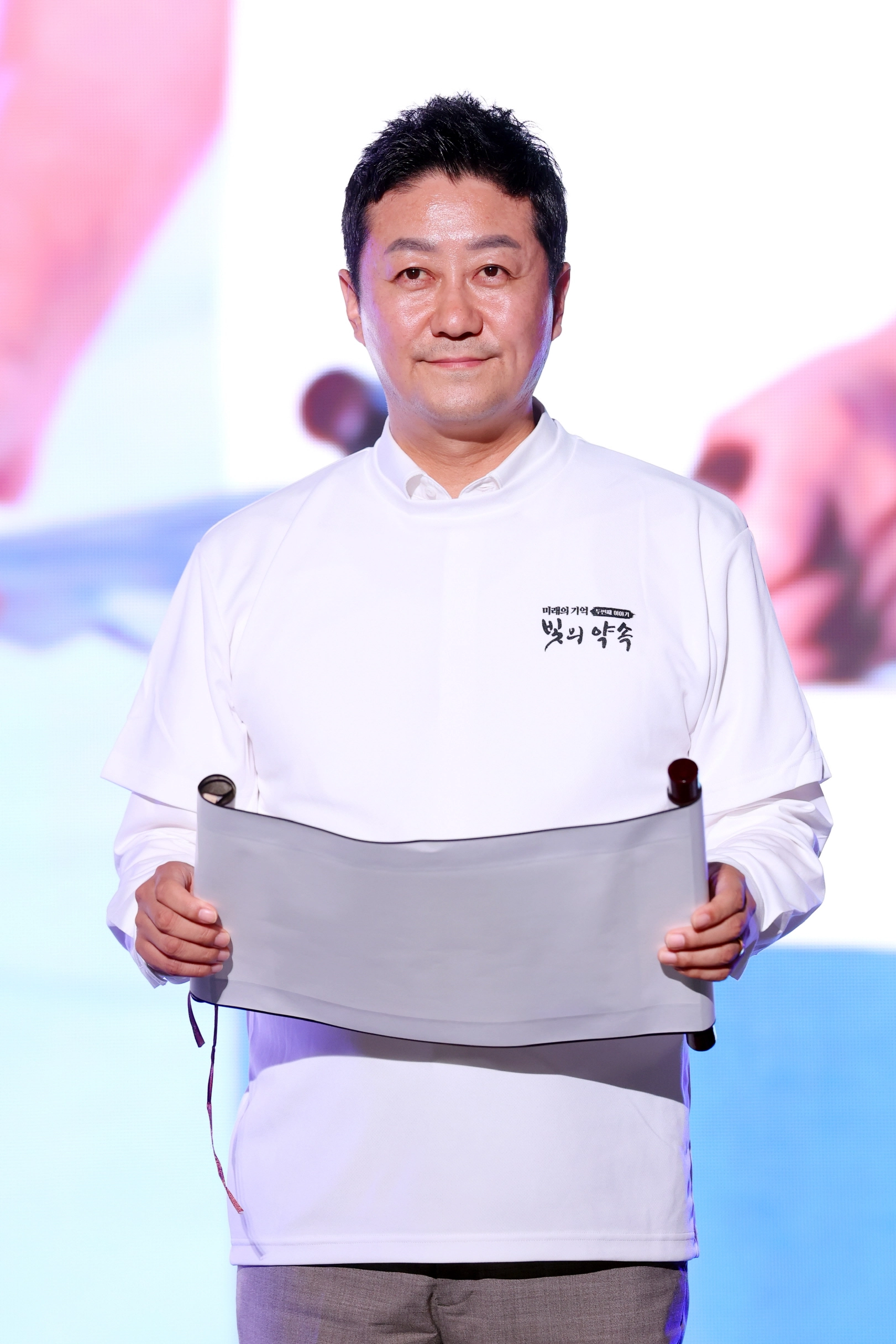 ‘시흥시립전통예술단 광복 80주년 기념 특별공연, 미래의 기억Ⅱ: 빛의 약속’에서 김진경 의장이 지역대표들과 함께 독립선언서를 낭독하고 있다 (사진=경기도의회)