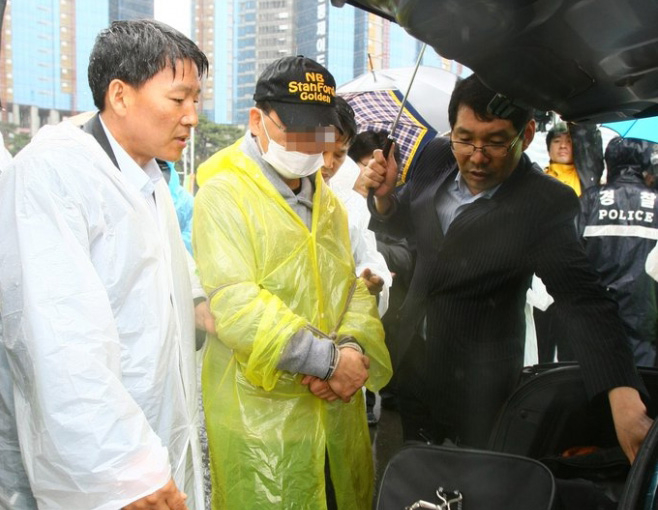 강씨가 아내를 살해한 부산 해운대구 모 호텔 인근 주차장에서 범행을 재연하고 있다.
연합뉴스