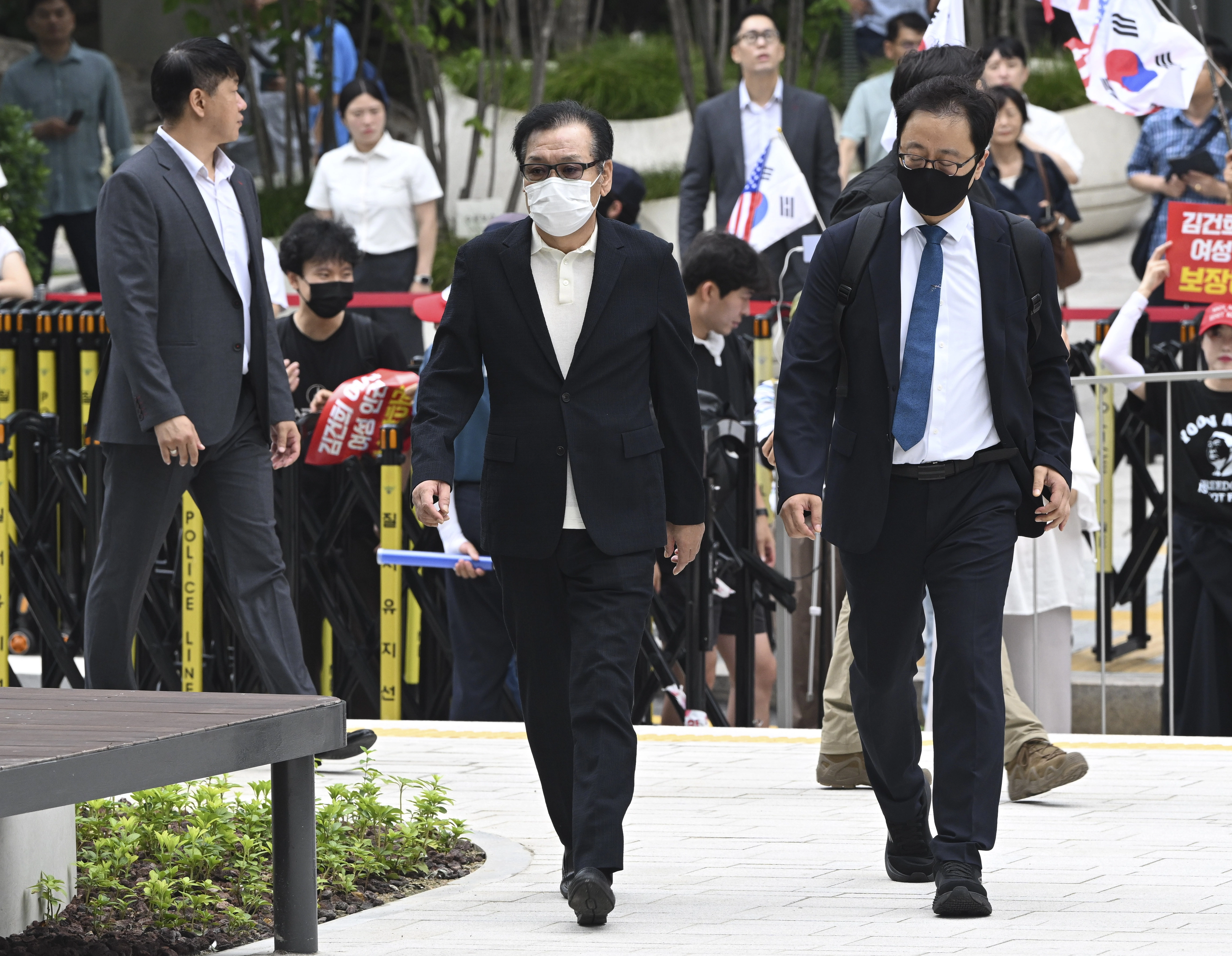 건진법사 전성배 씨가 18일 민중기 특별검사팀 사무실이 마련된 서울 종로구 KT 광화문빌딩 웨스트로 들어가고 있다. 2025.8.18 이지훈 기자