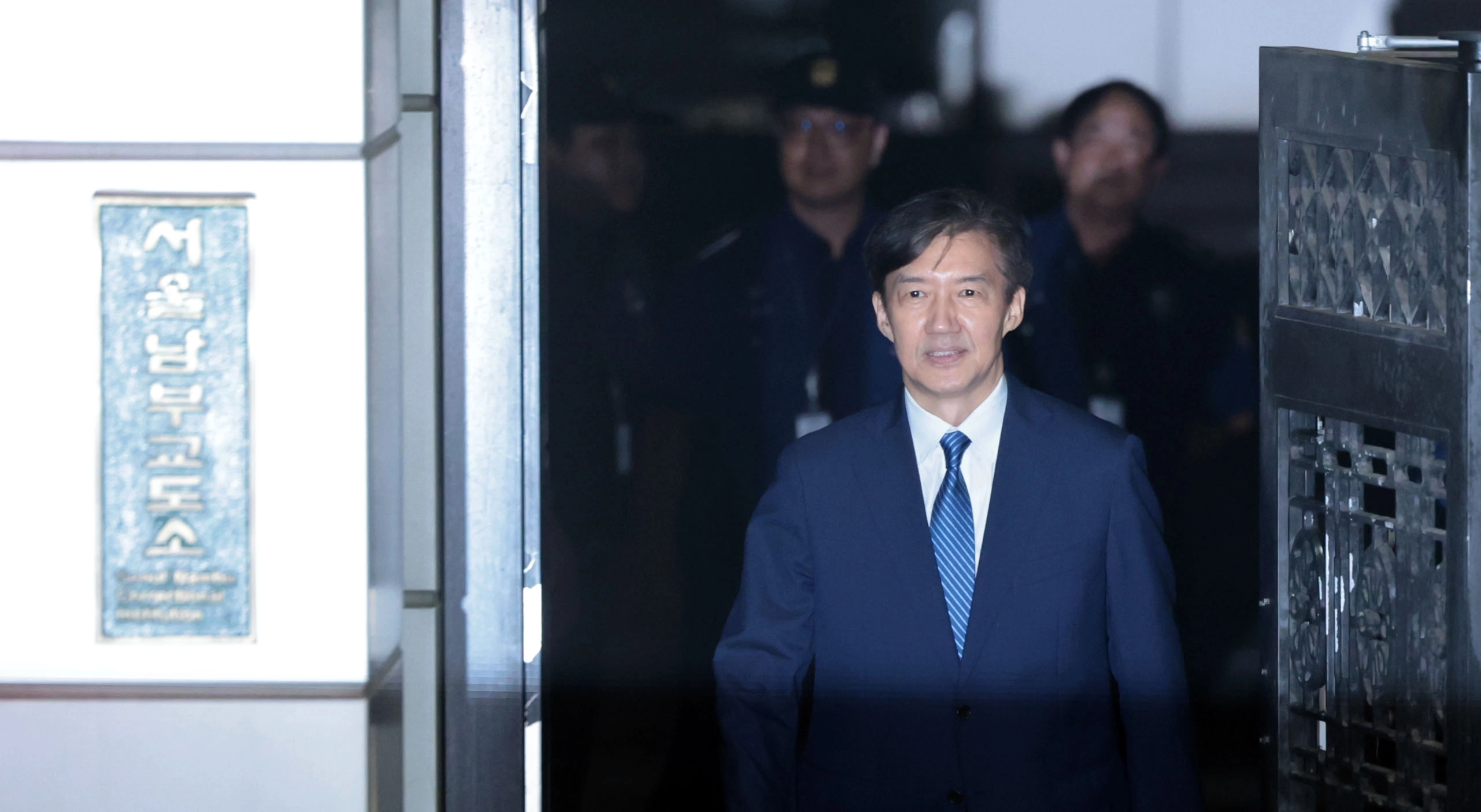 조국 전 조국혁신당 대표가 지난 15일 광복절 특별사면·복권 조치로 출소하며 서울 구로구 남부교도소를 나서고 있다. 연합뉴스
