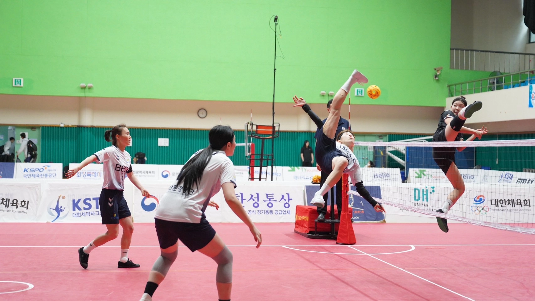 2025 시·도 대항 세팍타크로 선수권 대회 경기 중인 부산환경공단 세팍타크로팀의 모습. 부산환경공단 제공