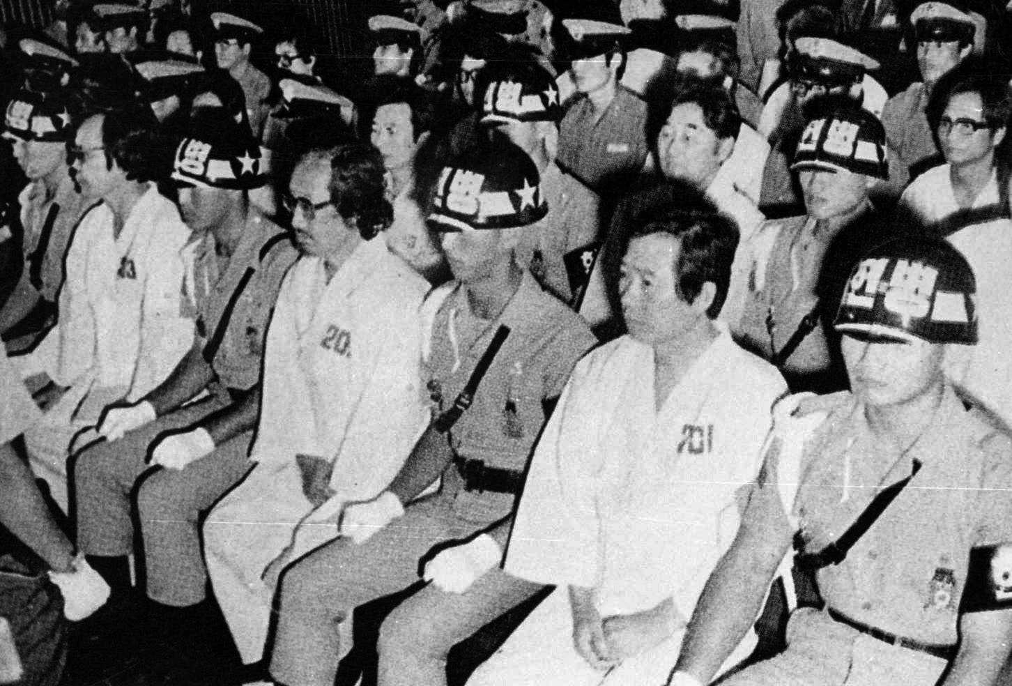 1980년 내란음모 사건으로 군사법정에서 재판받는 김 전 대통령(오른쪽 두 번째).
서울신문 DB