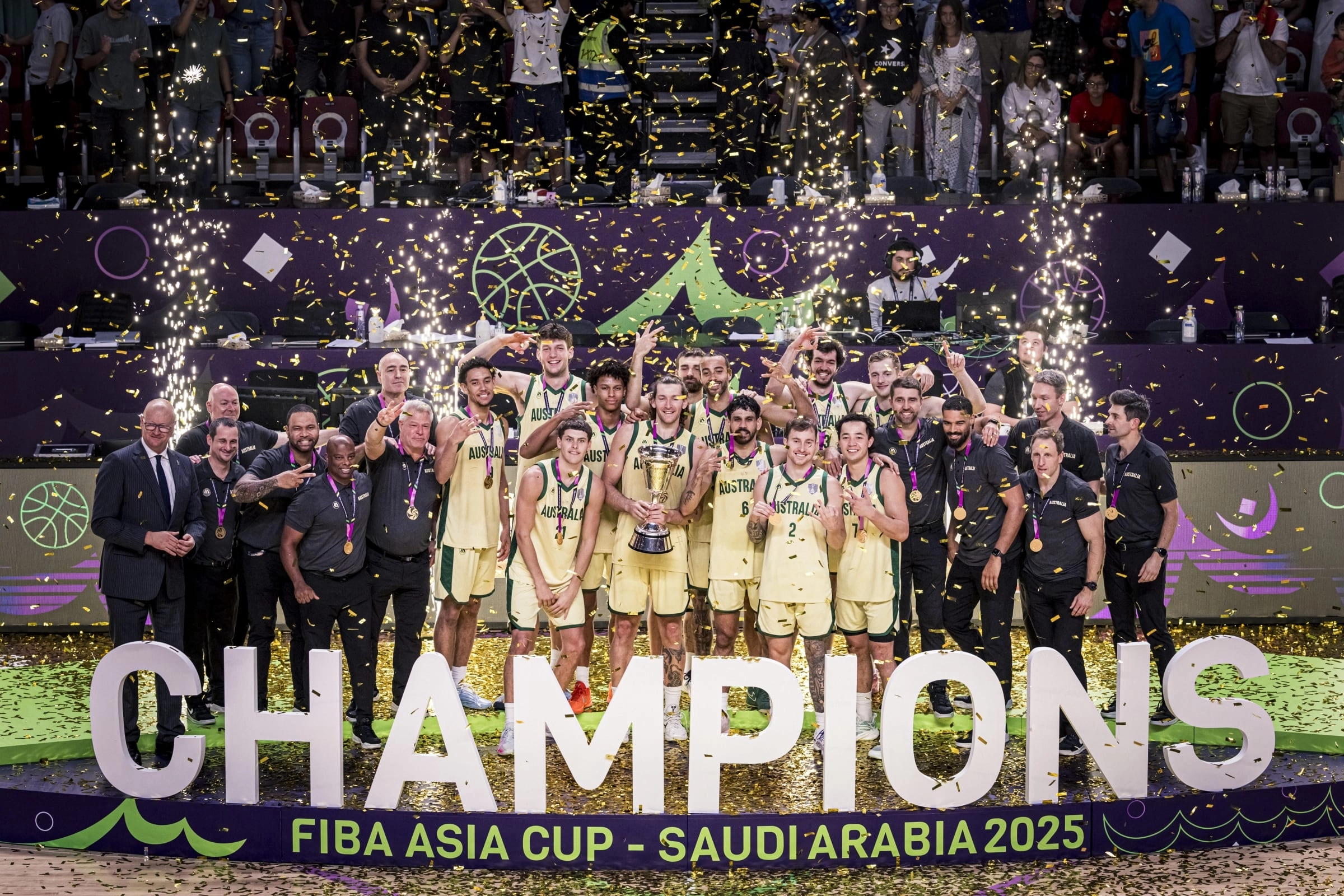 호주 남자농구 국가대표팀이 18일(한국시간) 사우디아라비아 제다에서 열린 2025 FIBA 아시아컵 결승전에서 중국을 90-89로 꺾은 뒤 우승 세레머니를 펼치고 있다. FIBA 제공