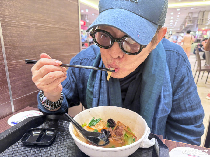 갑상선 기능 항진증 투병 중인 중화권 배우 리롄제가 18일 병원에서 퇴원한 근황을 전했다. 자료 : 리롄제 웨이보