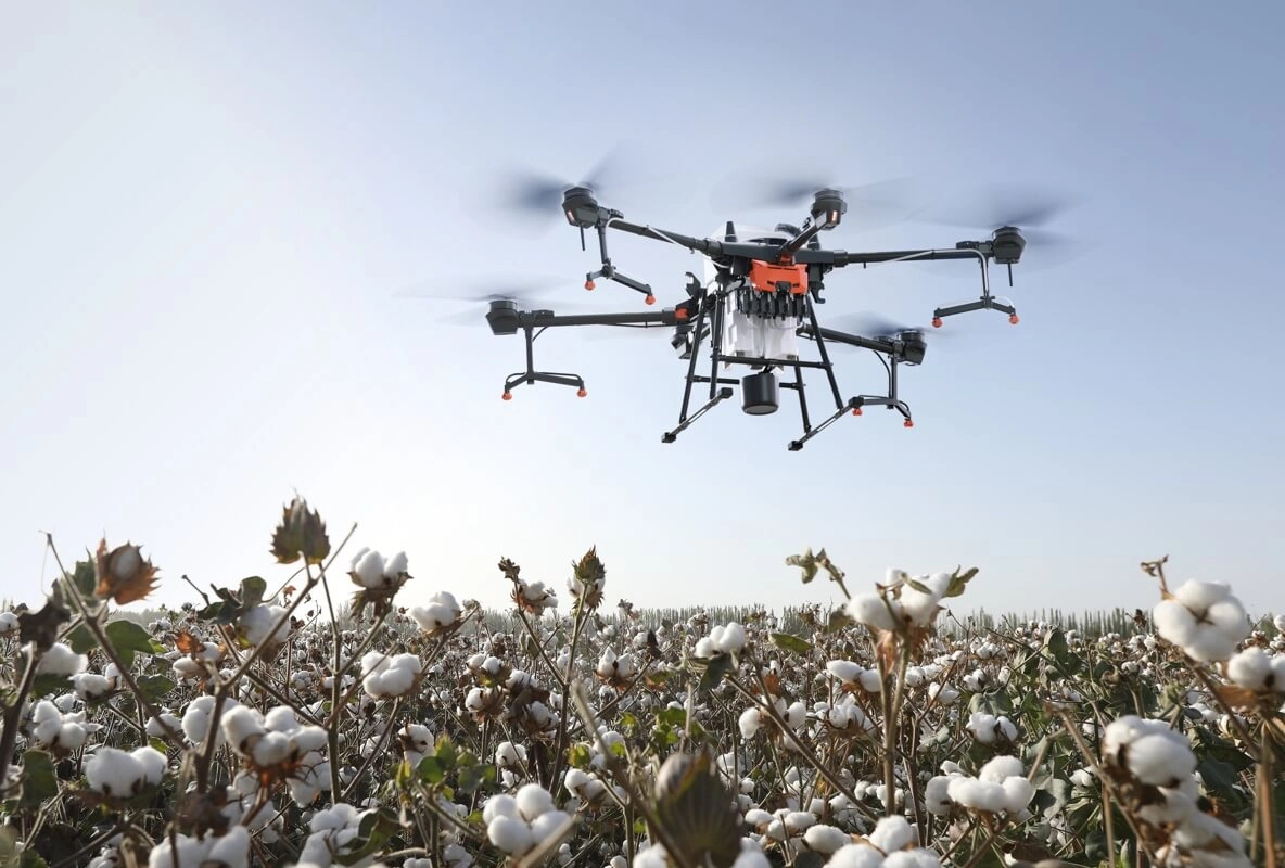 상업용 작물을 관리하는 중국산 드론. 출처: dji 홈페이지