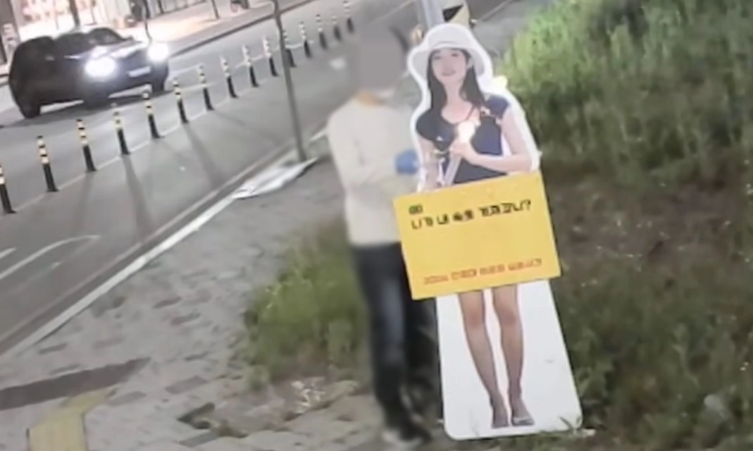 전북 전주시 한 사거리에 설치된 이윤희씨 등신대를 훼손하는 40대 남성의 모습. 유튜브 채널 ‘이윤희 실종사건 공식채널’ 캡처