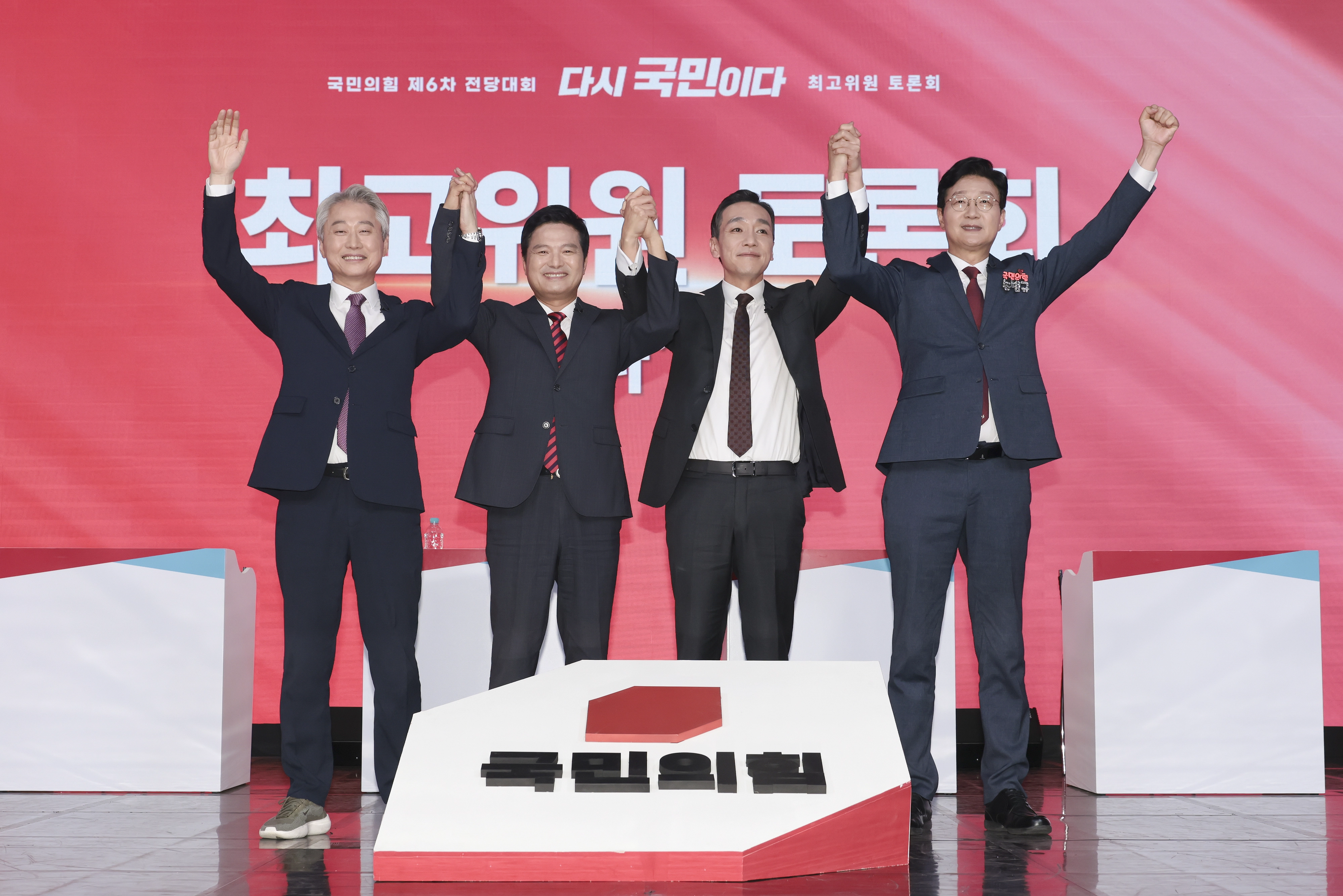 최고위원 후보 토론회  18일 서울 강서구 ASSA 아트홀에서 열린 국민의힘 8·22 전당대회 출마 최고위원·청년 최고위원 후보 토론회에서 최고위원에 출마한 김근식(왼쪽부터), 김태우, 김민수, 손범규 후보가 기념 촬영을 하고 있다. 2025.8.18 국민의힘 제공