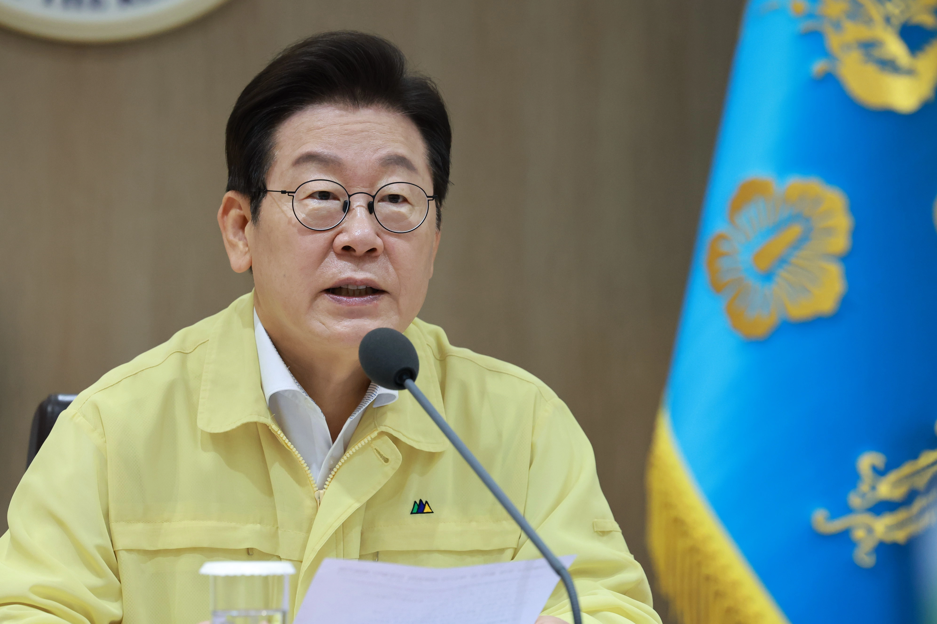 이재명 대통령이 18일 서울 용산 대통령실 청사에서 열린 을지 국무회의를 주재하고 있다. 이 대통령은 이 자리에서 남북관계에 대해 “작은 실천이 조약돌처럼 쌓이면 상호 간 신뢰가 회복될 것”이라고 말했다. 2025.8.18 연합뉴스