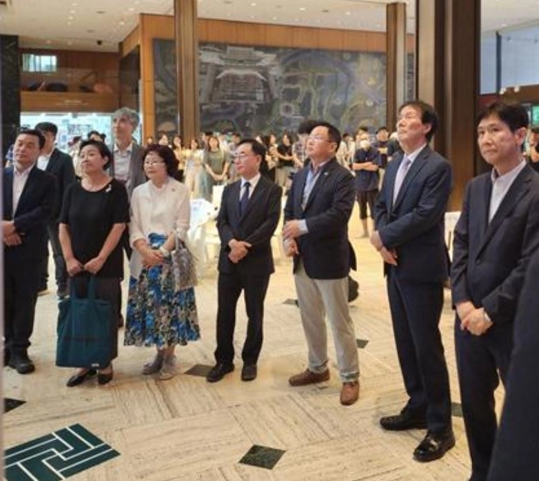 전시관람을 하는 왕정순 의원