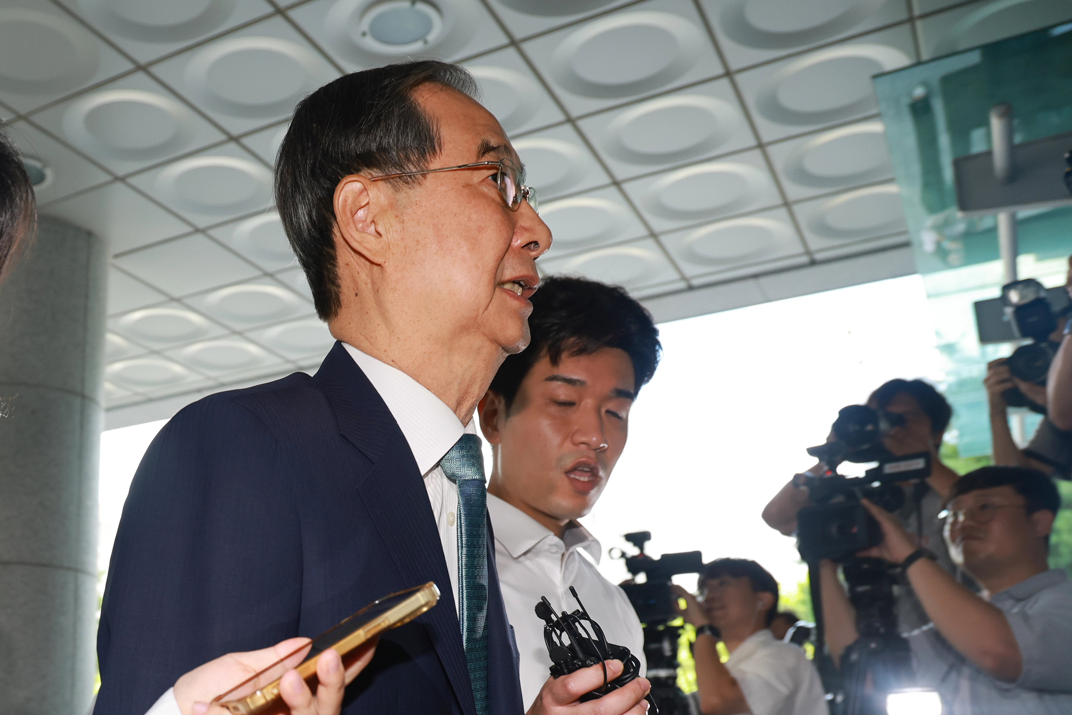 한덕수 전 총리 내란특검 출석  12·3 비상계엄 사태에 가담·방조한 혐의를 받는 한덕수 전 국무총리가 지난달 19일 서울 서초구 서울고검에 마련된 조은석 내란특별검사팀에 출석하고 있다. 연합뉴스