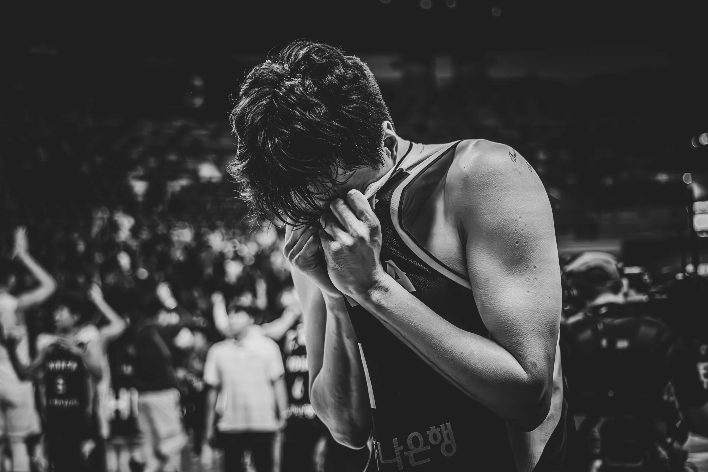 한국 남자농구 국가대표 이현중이 14일 사우디아라비아 제다에서 열린 2025 국제농구연맹(FIBA) 아시아컵 중국과의 8강전에서 패배한 뒤 눈물을 쏟고 있다. FIBA 제공