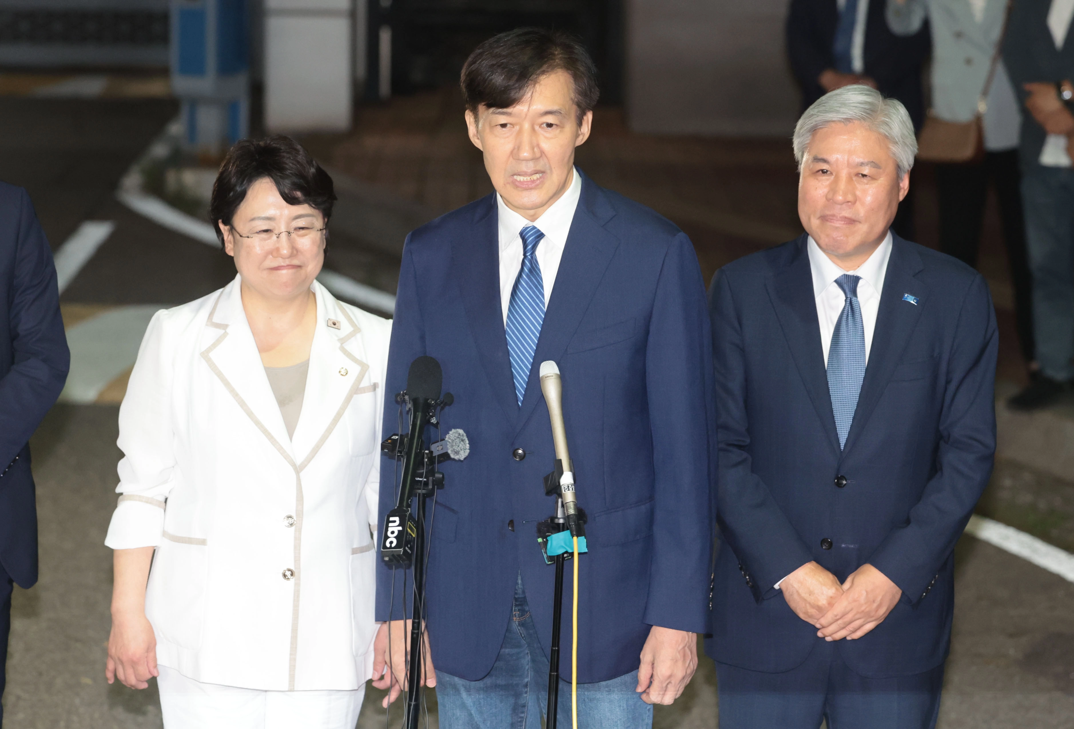출소하며 대국민 인사하는 조국 전 대표  조국혁신당 조국 전 대표가 15일 광복절 특별사면·복권 조치로 서울 구로구 남부교도소에서 출소하며 대국민 인사를 하고 있다. 2025.8.15 연합뉴스