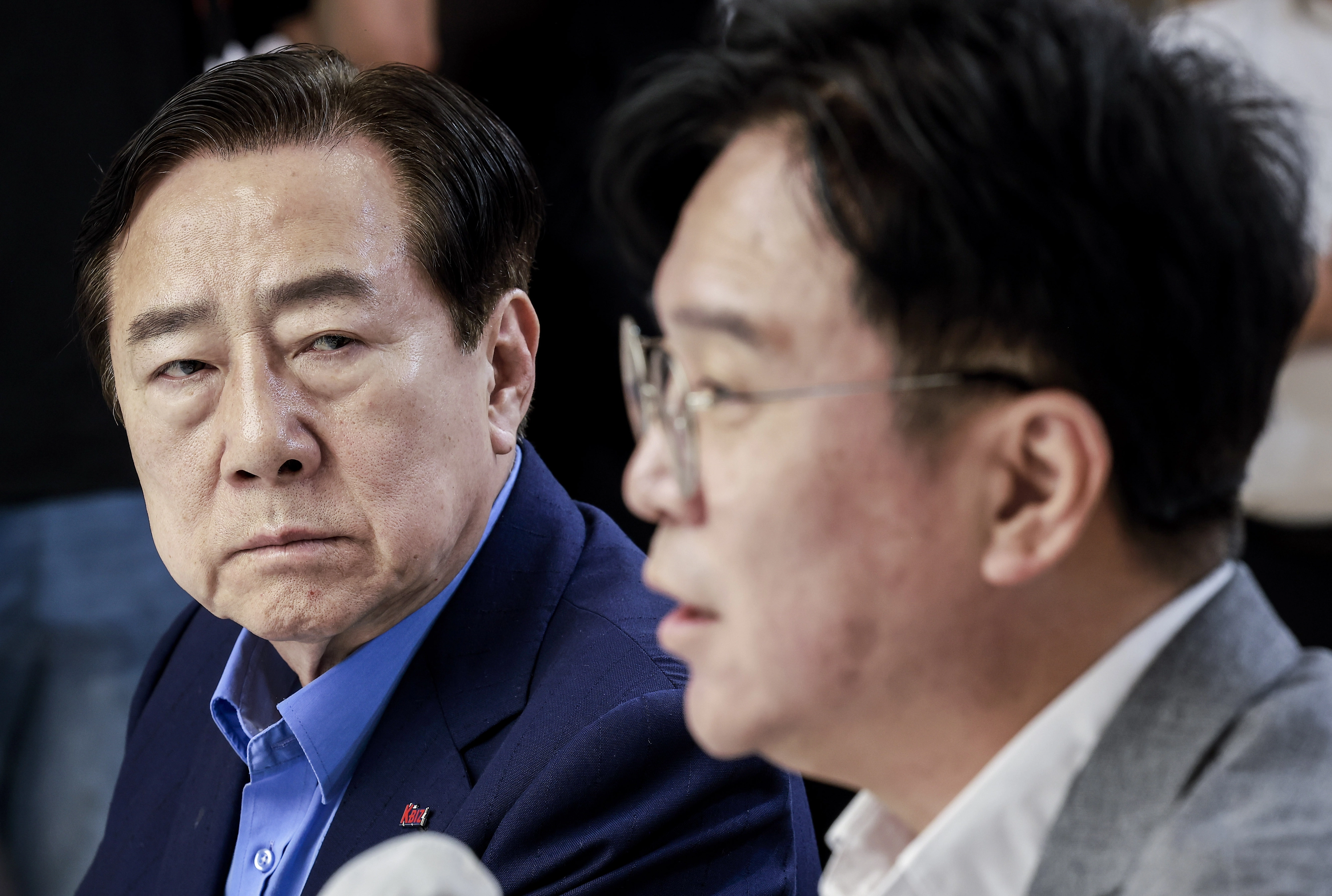 김영훈 장관 인사말 듣는 김기문 회장  [서울=뉴시스] 정병혁 기자 = 김기문 중소기업중앙회장이 19일 서울 영등포구 중소기업중앙회에서 열린 노조법 개정 관련 간담회에서 김영훈 고용노동부 장관의 인사말을 듣고 있다. 2025.08.19. jhope@newsis.com

<저작권자ⓒ 공감언론 뉴시스통신사. 무단전재-재배포 금지.>