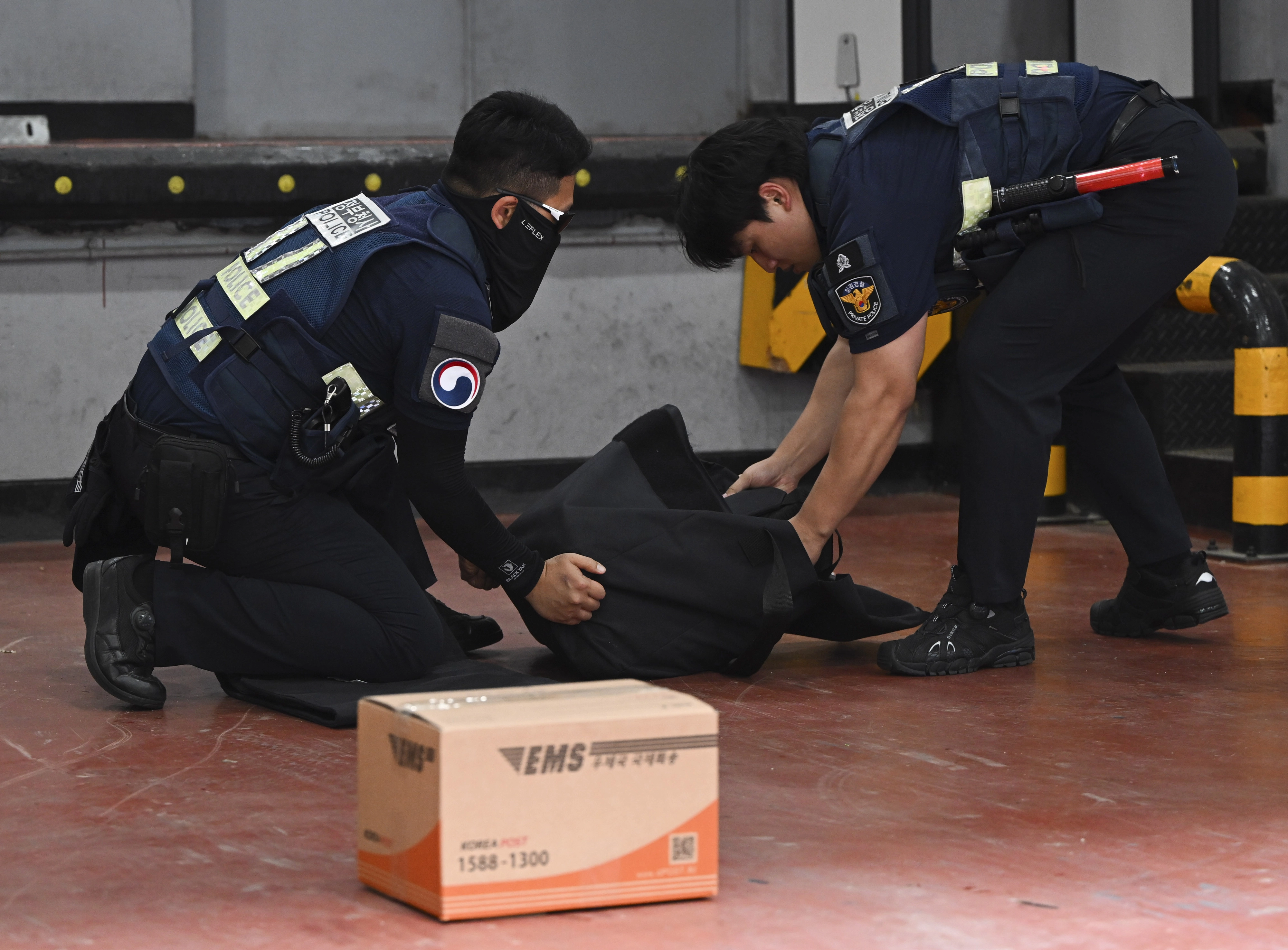 19일 서울 종로구 정부서울청사 별관에서 열린 폭발물 테러 대응 합동훈련에서 경찰이 현장 초동 대처를 하고 있다. 2025.8.19 이지훈 기자