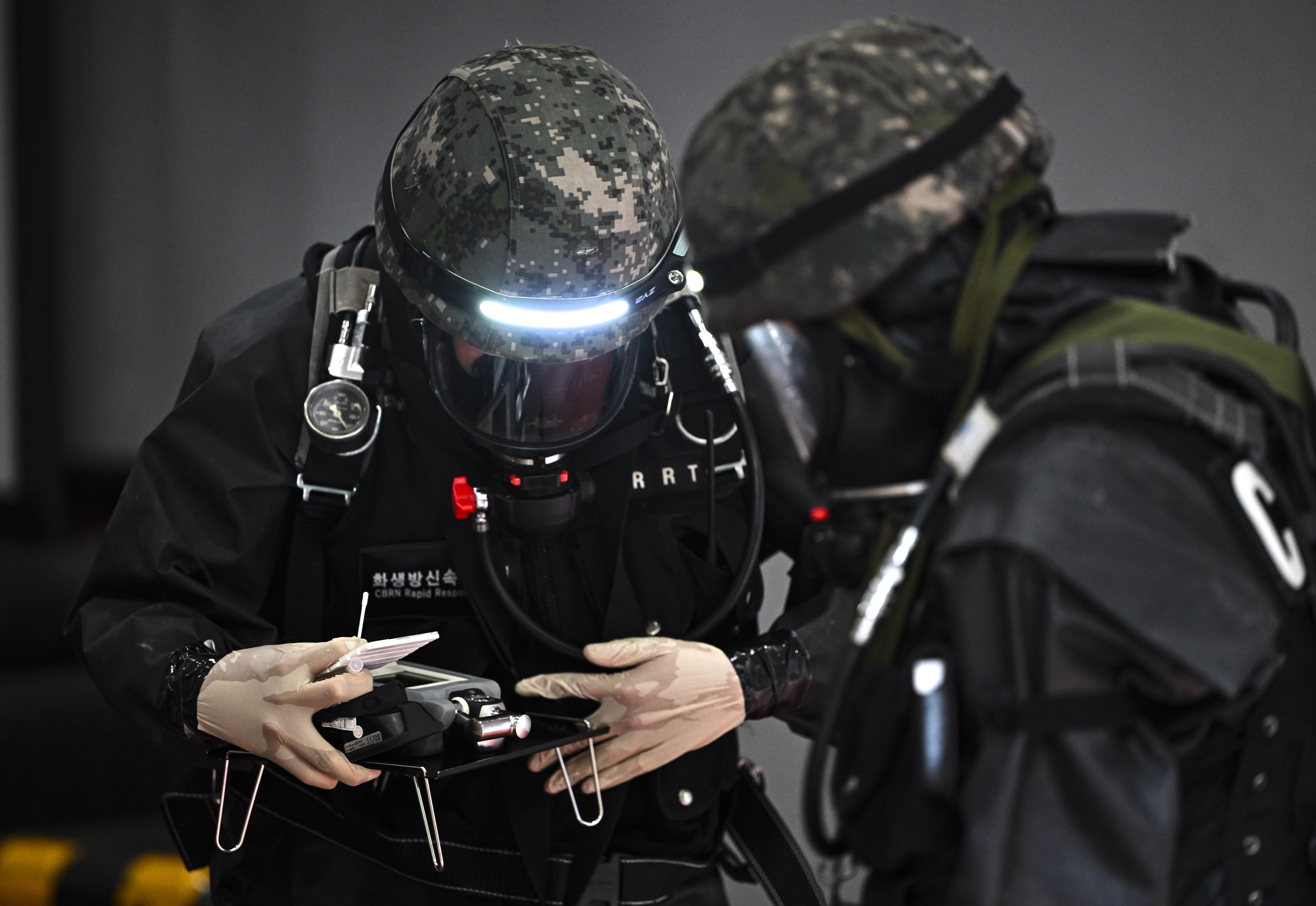 19일 서울 종로구 정부서울청사 별관에서 열린 폭발물 테러 대응 합동훈련에서 육군 56사단 폭발물 처리반 대원들이 폭발물 의심 물체를 수거하고 있다. 2025.8.19 이지훈 기자