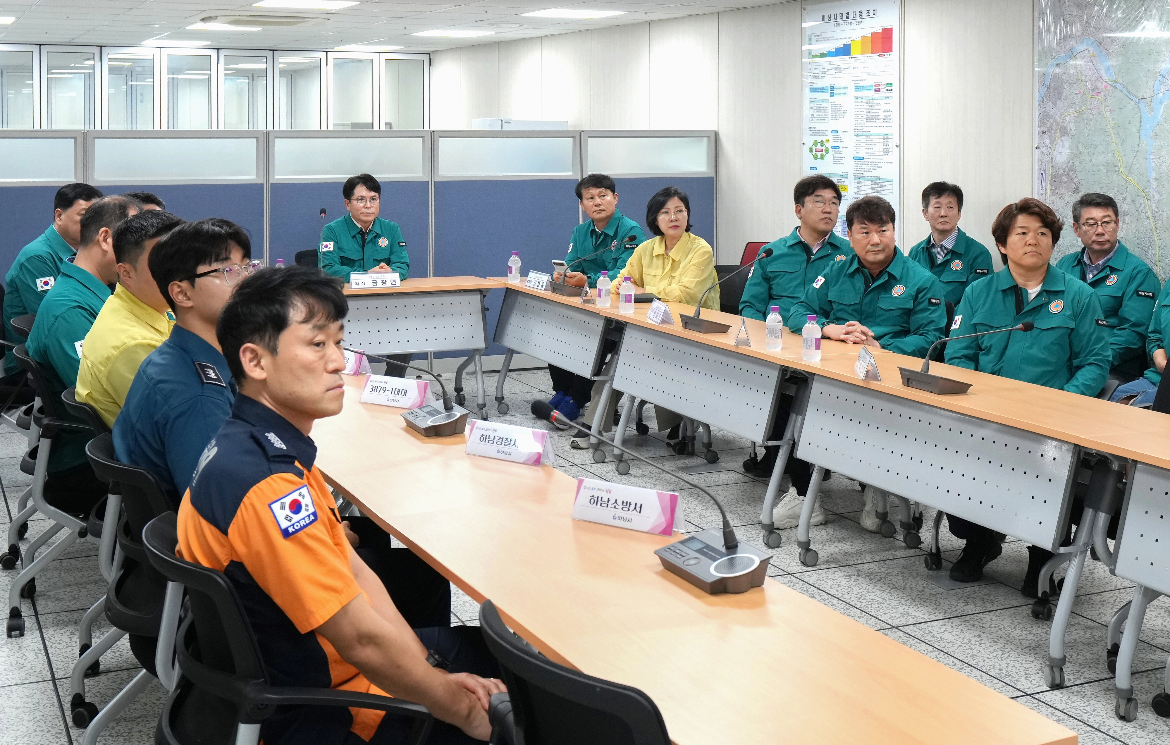 하남시의회 금광연 의장, 정병용 부의장과 의원들이 19일 오후 3시 ‘2025년 을지연습’ 훈련이 진행 중인 하남시청 본관 지하 1층 전시종합상황실을 방문해 훈련 상황을 보고 받고 있다. 하남시의회 제공