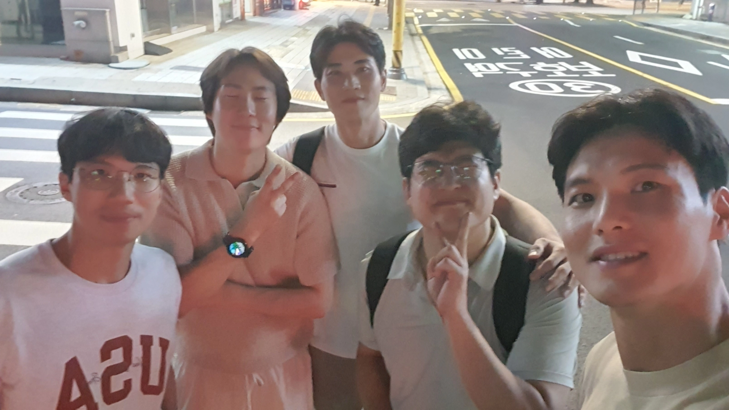 서울 강남구 한 식당 인근에서 의식을 잃은 60대 남성을 지난달 24일 구조한 경찰관 5명이 기념 촬영하고 있는 모습. 왼쪽부터 조한솔(수서서)·정희목(중랑서)·이후성(수서서)·정용진(수서서) 경사, 권두성(강원 원주서) 경위. 정용진 경사 제공