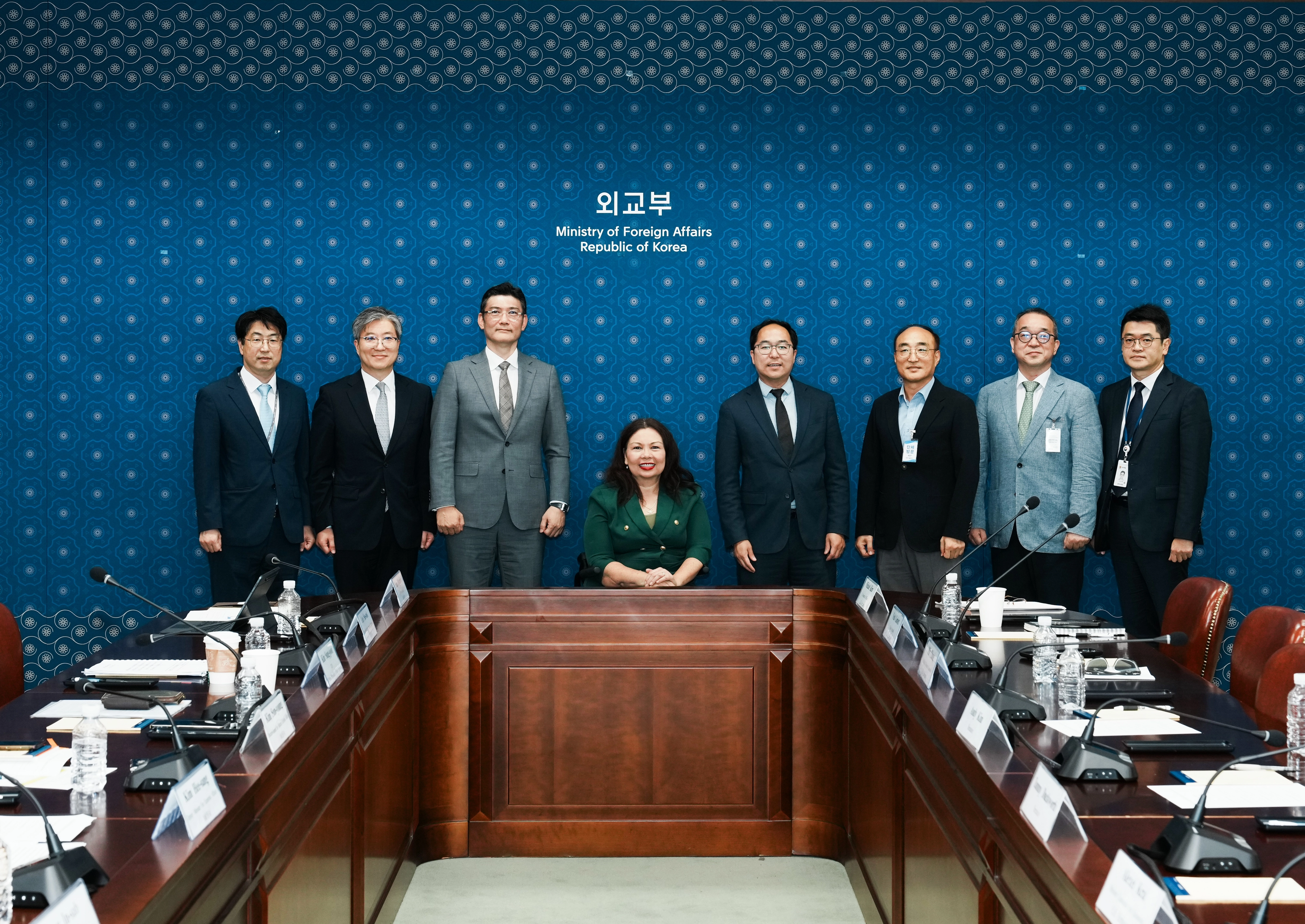 미국 상원의원, 우리 조선 3사와 간담회 진행  외교부는 19일 한국을 방문 중인 태미 덕워스, 앤디 킴 상원의원이 한화오션, HD현대, 삼성중공업 및 외교부, 국방부, 산업부, 방사청 등 유관 부처와 간담회를 진행했다고 밝혔다. 사진은 태미 덕워스, 앤디 김 상원의원과 김희상 외교부 경제외교조정관 등 참석자들이 기념 촬영하는 모습. 2025.8.19 외교부 제공