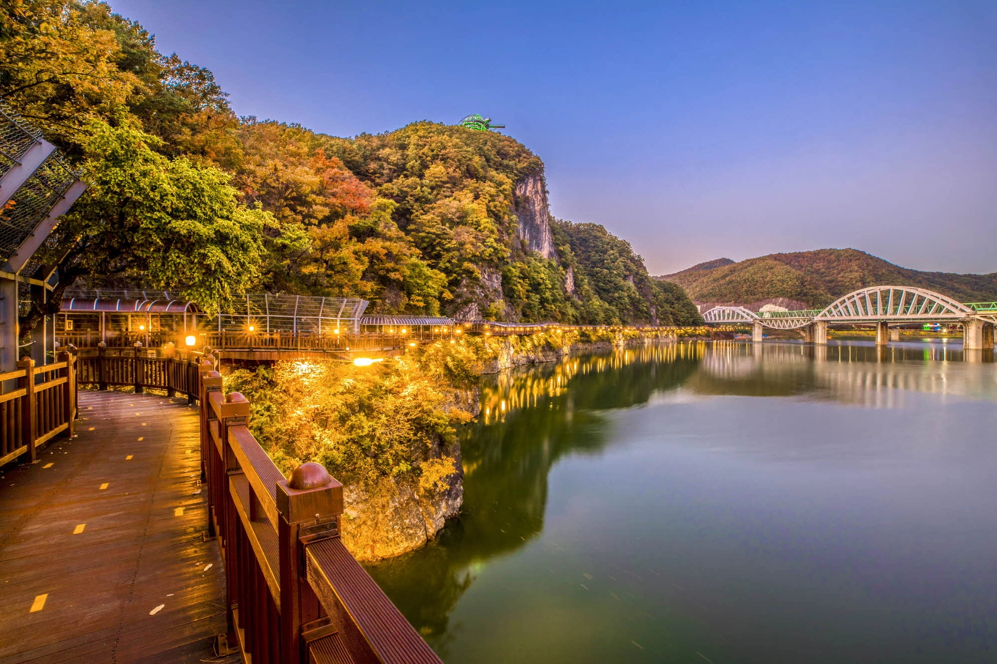 암벽길을 따라 조성된 단양강 잔도. 
단양군 제공