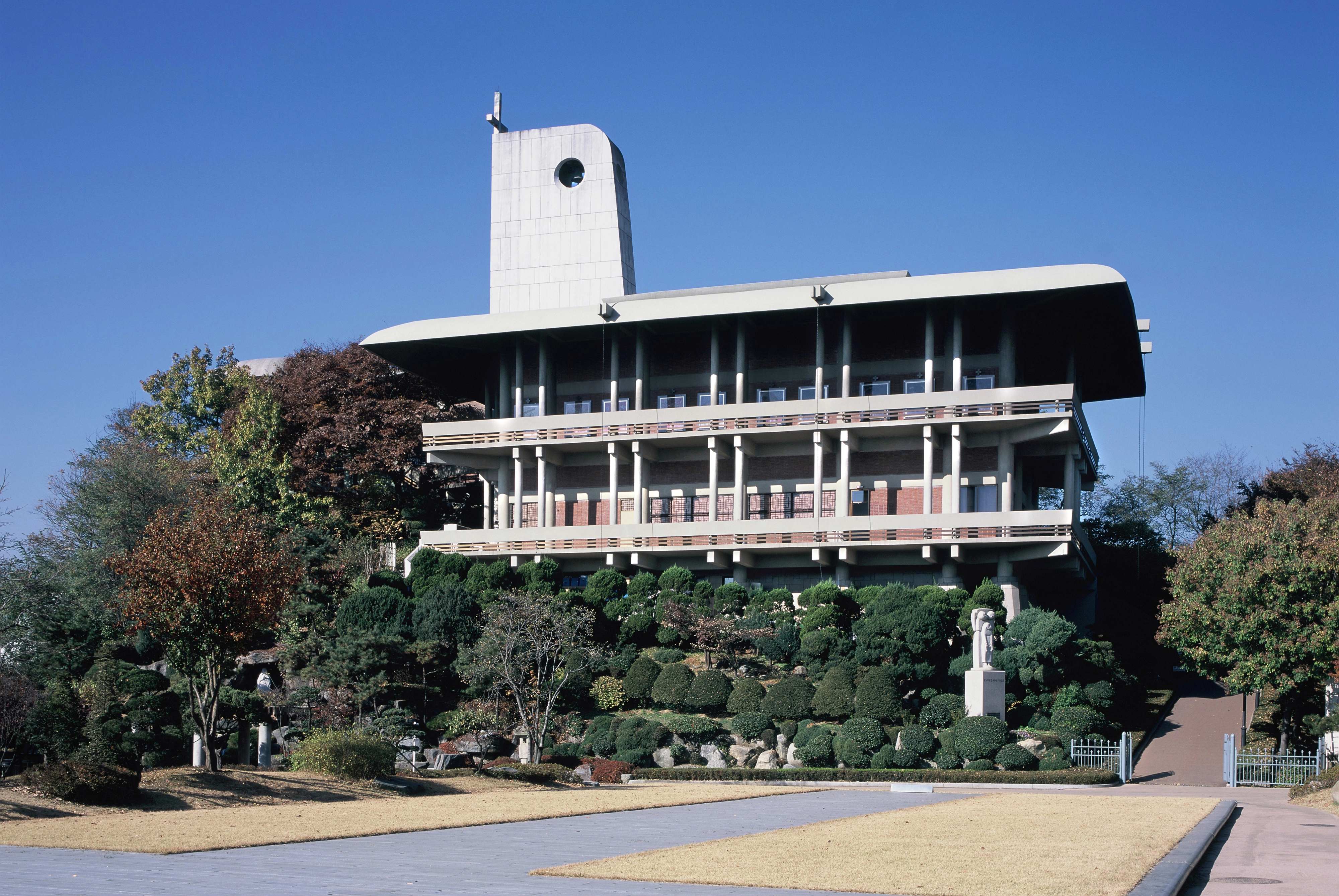 서울 절두산 순교성지 기념관은 지붕과 처마, 기둥과 보로 한국 건축의 유려한 선과 날렵한 구조미를 드러낸다. 
박영채 제공