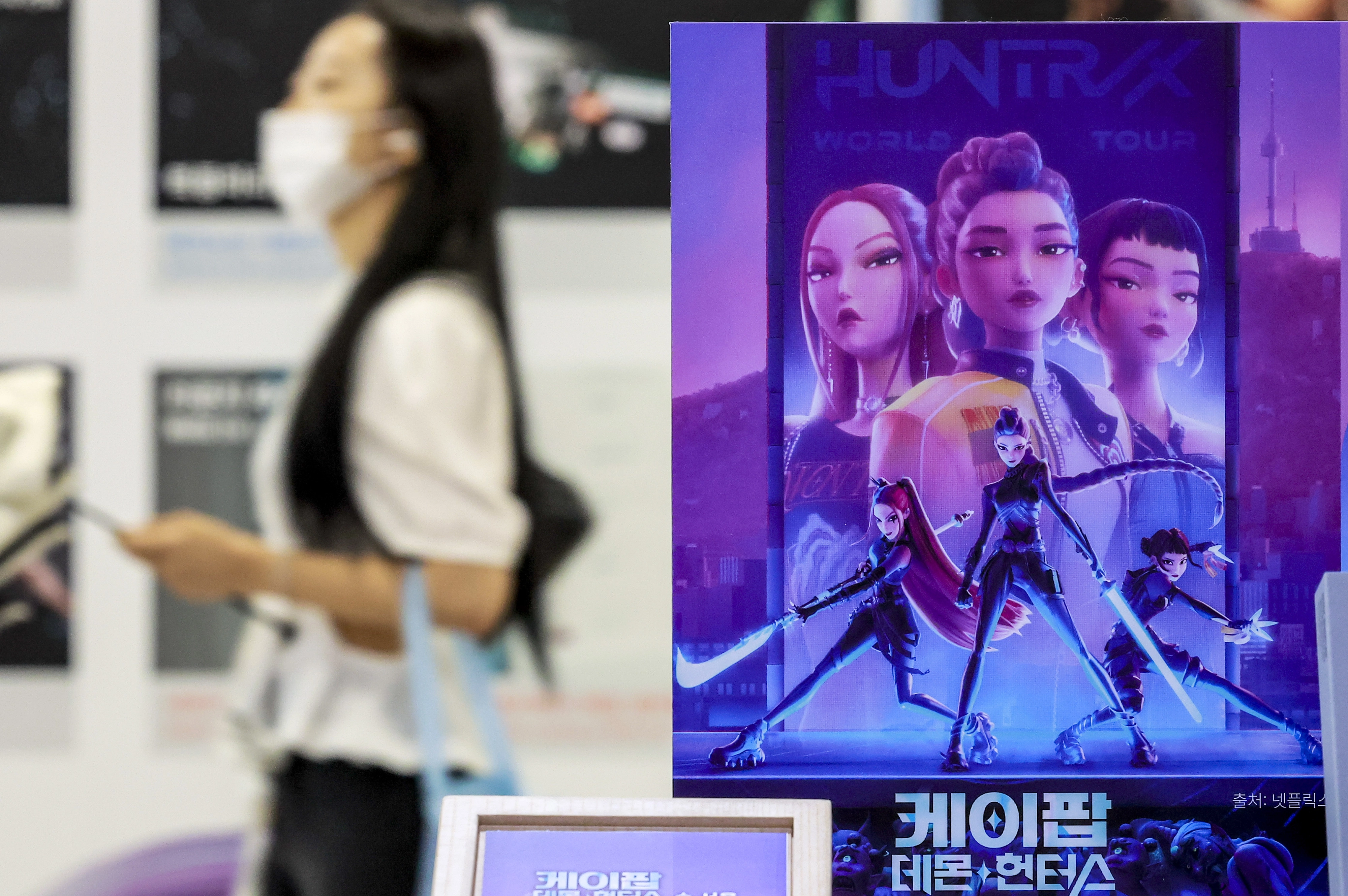 넷플릭스 애니메이션 ‘케이팝 데몬 헌터스’(이하 케데헌)의 오리지널사운드트랙(OST) ‘골든’이 미국 빌보드 메인 싱글 차트 ‘핫 100’ 1위를 차지한 지난 12일 서울 종로구 서울마이소울샵에 마련된 케데헌 테마의 서울굿즈존 앞을 시민이 지나고 있다. 2025.08.12 뉴시스