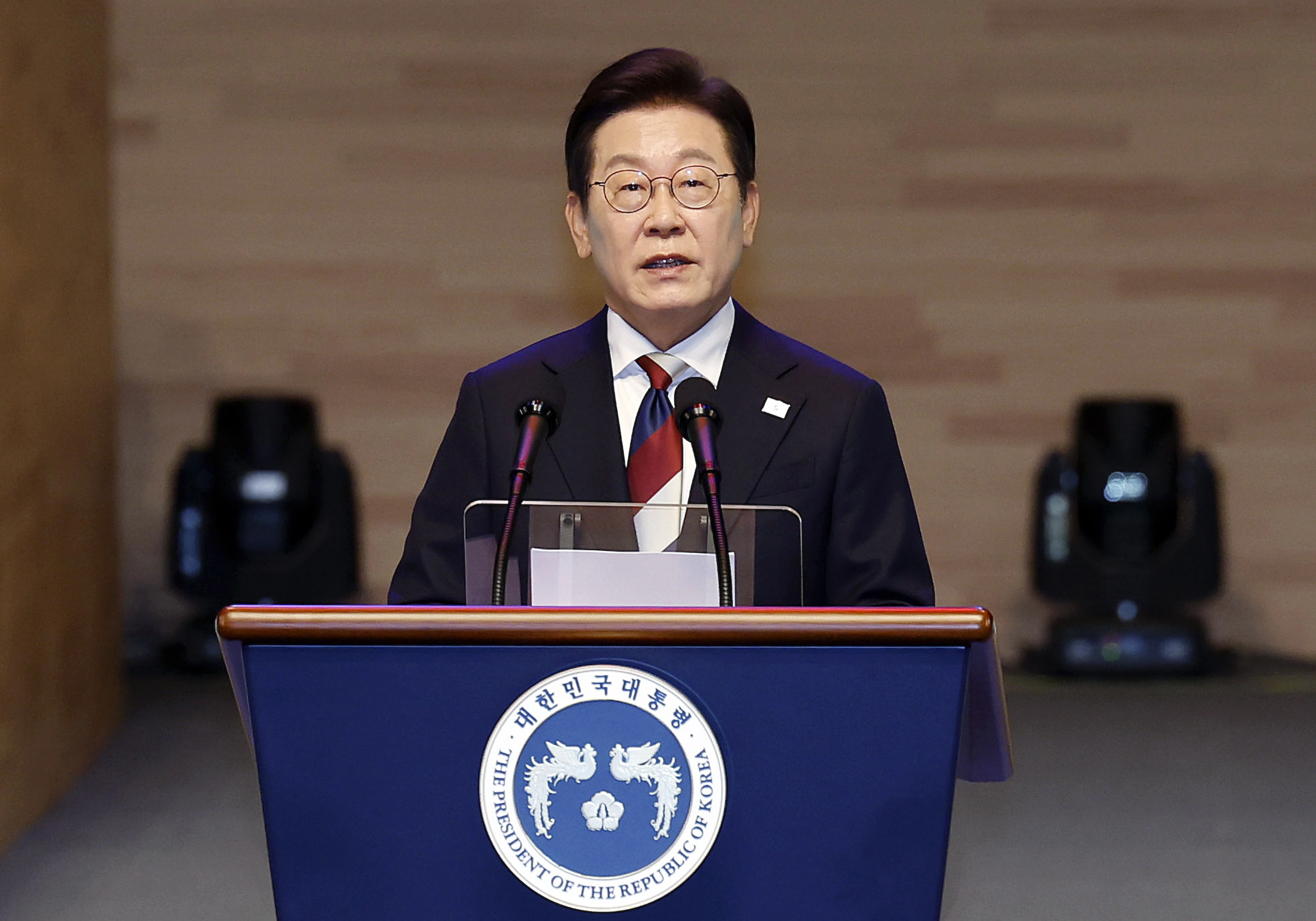 광복절 경축사 하는 이재명 대통령  이재명 대통령이 15일 서울 종로구 세종문화회관에서 열린 제80주년 광복절 경축식에서 경축사를 하고 있다. 2025.08.15. 뉴시스