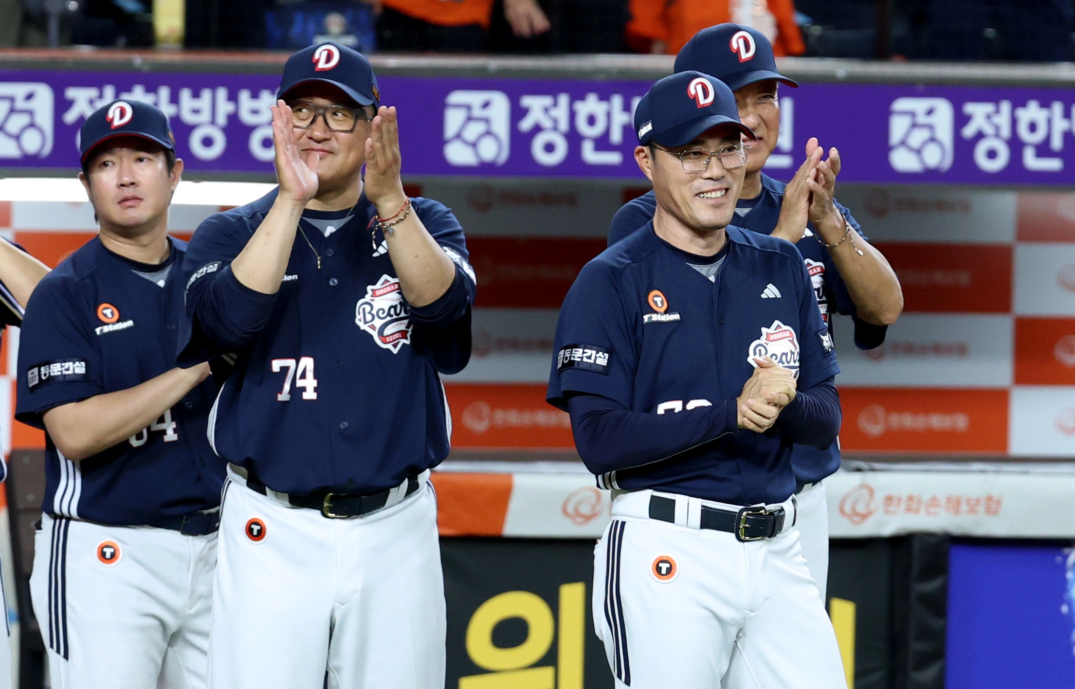 조성환 두산 베어스 감독대행이 19일 대전 한화생명볼파크에서 열린 2025 KBO리그 정규시즌 한화 이글스와의 원정 경기에서 6-5로 승리한 뒤 기뻐하고 있다. 대전 뉴스1
