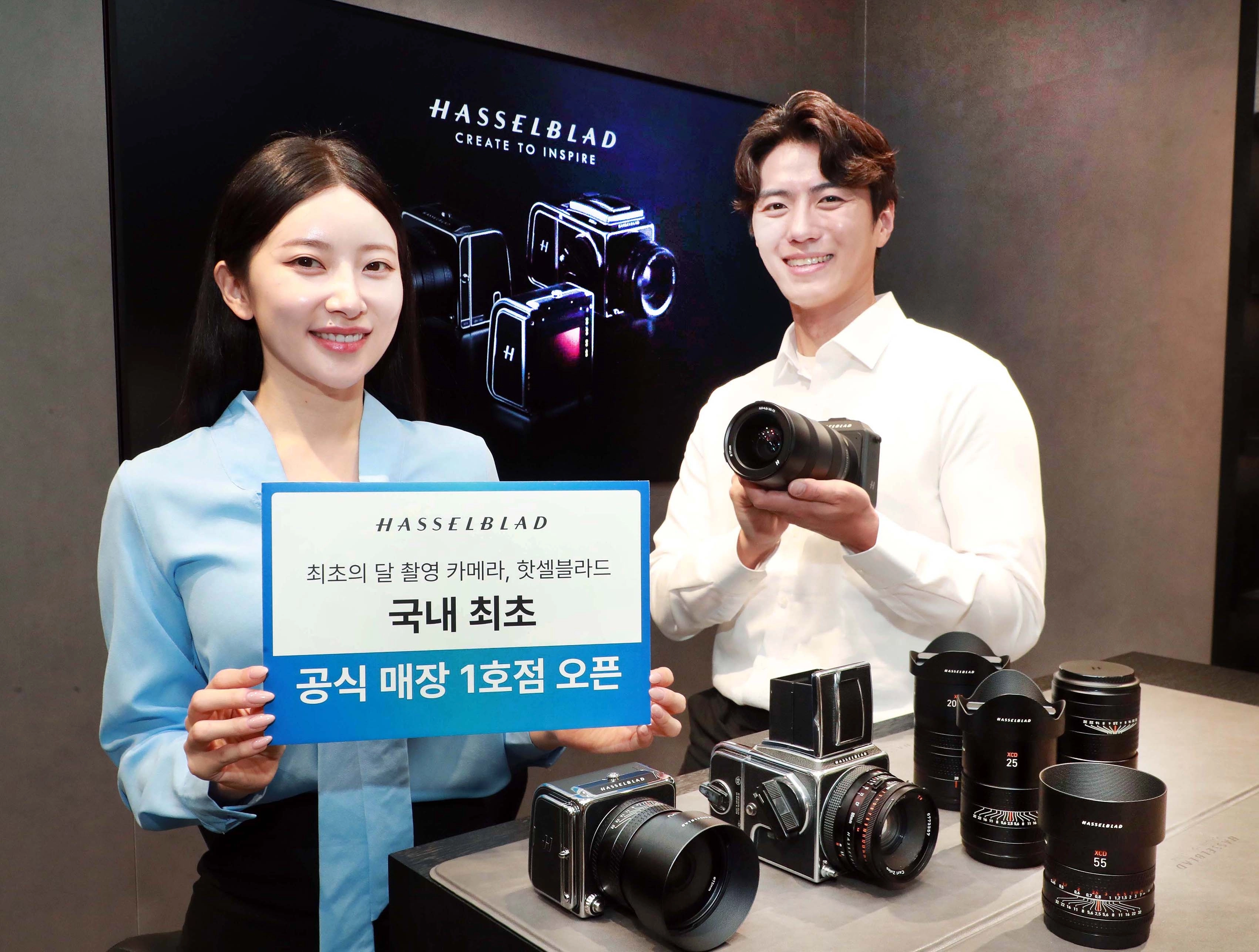 20일 서울 서초구 신세계백화점 강남점에서 열린 프리미엄 플래그십 카메라 브랜드 핫셀블라드 매장 오픈 행사에서 모델들이 핫셀블라드 카메라를 소개하고 있다. 2025.8.20 게이트비젼 제공