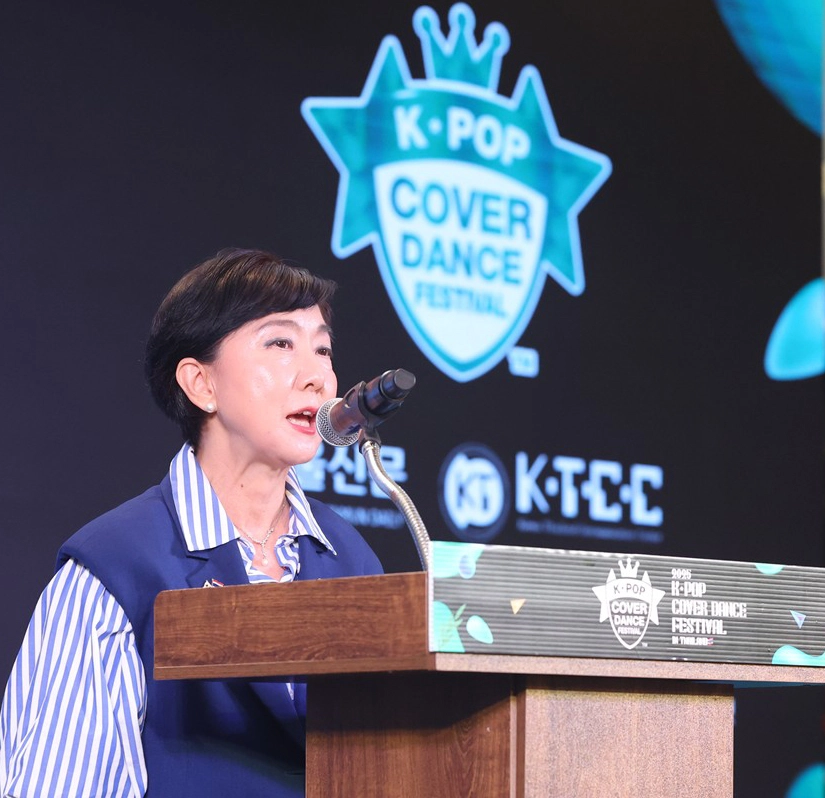 홍지희 한태교류센터 KTCC 대표가 지난 16일(현지시간) 태국 방콕 북부에 위치한 퓨처파크 랑싯 쇼핑몰 특설무대에서 열린 ‘2025 K팝 커버댄스 페스티벌 인 타일랜드’에서 환영사를 하고 있다. 한태교류센터 KTCC 제공.