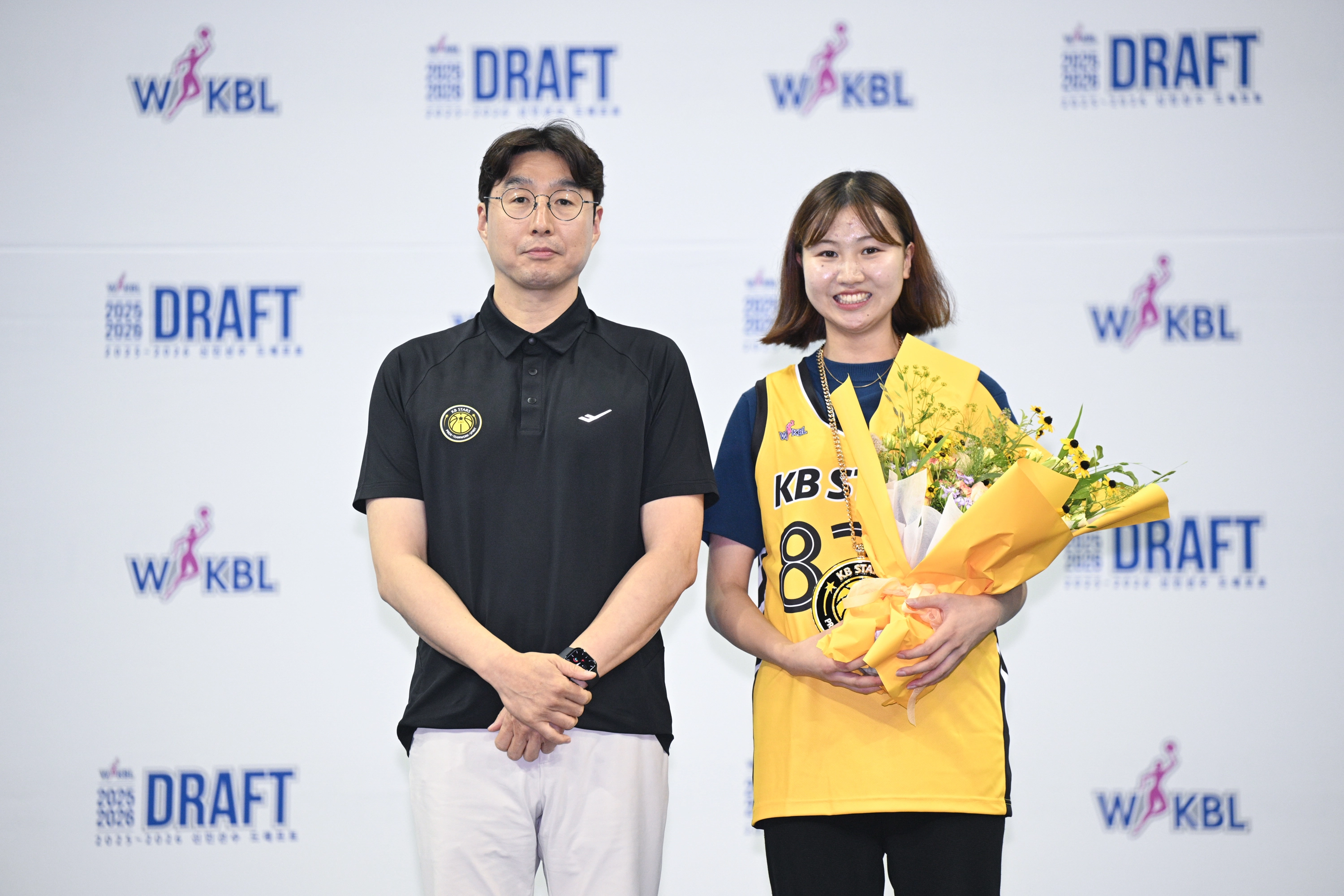 재일교포 4세 고리미가 20일 부천체육관에서 열린 2025~26 여자프로농구 신인드래프트에서 전체 3순위로 청주 KB 유니폼을 입은 뒤 김완수 감독에게 축하받고 있다. WKBL 제공