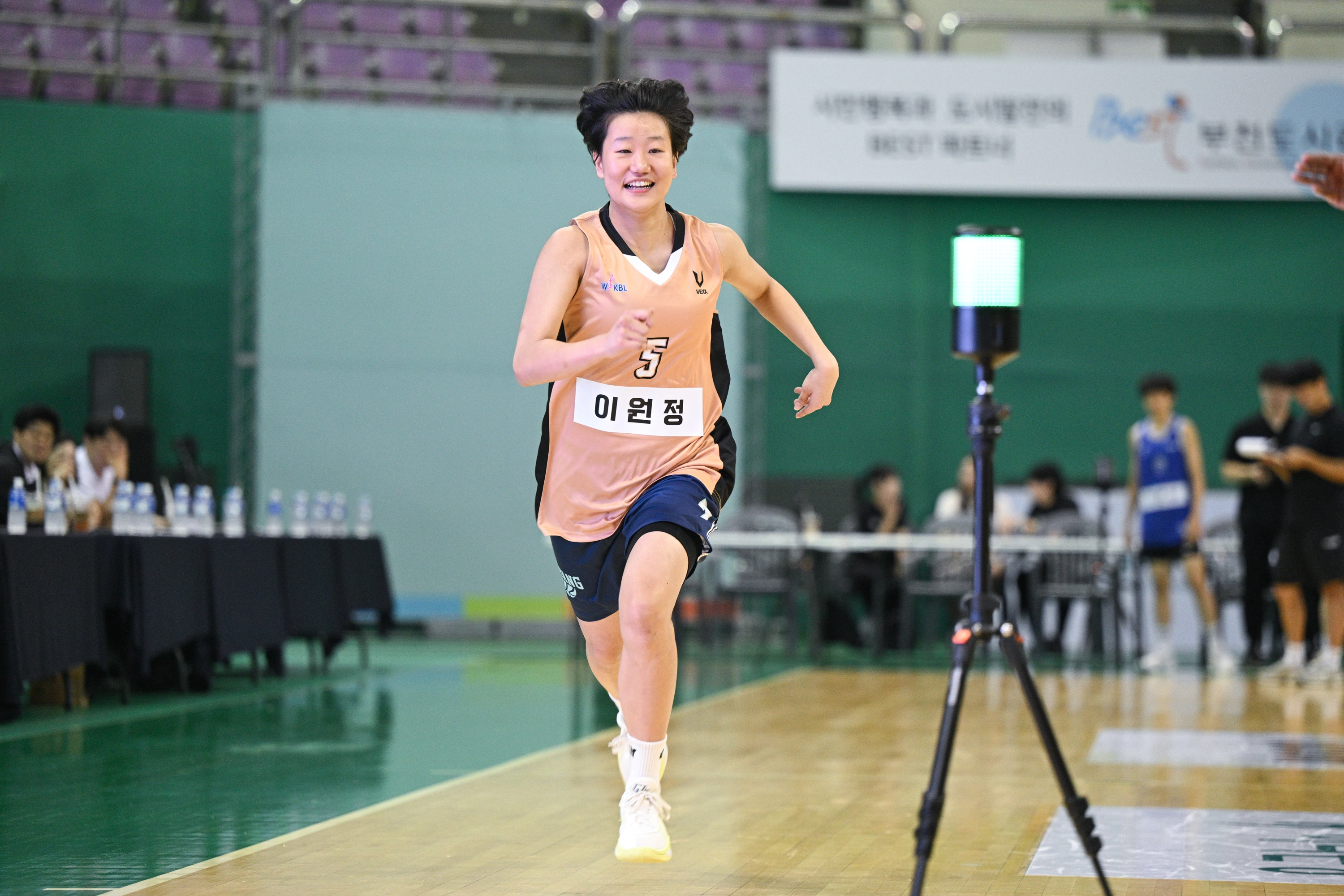 전체 2순위로 부산 BNK에 입단한 이원정이 20일 부천체육관에서 열린 2025~26 여자프로농구 신인드래프트 트라이아웃에서 달리고 있다. WKBL 제공