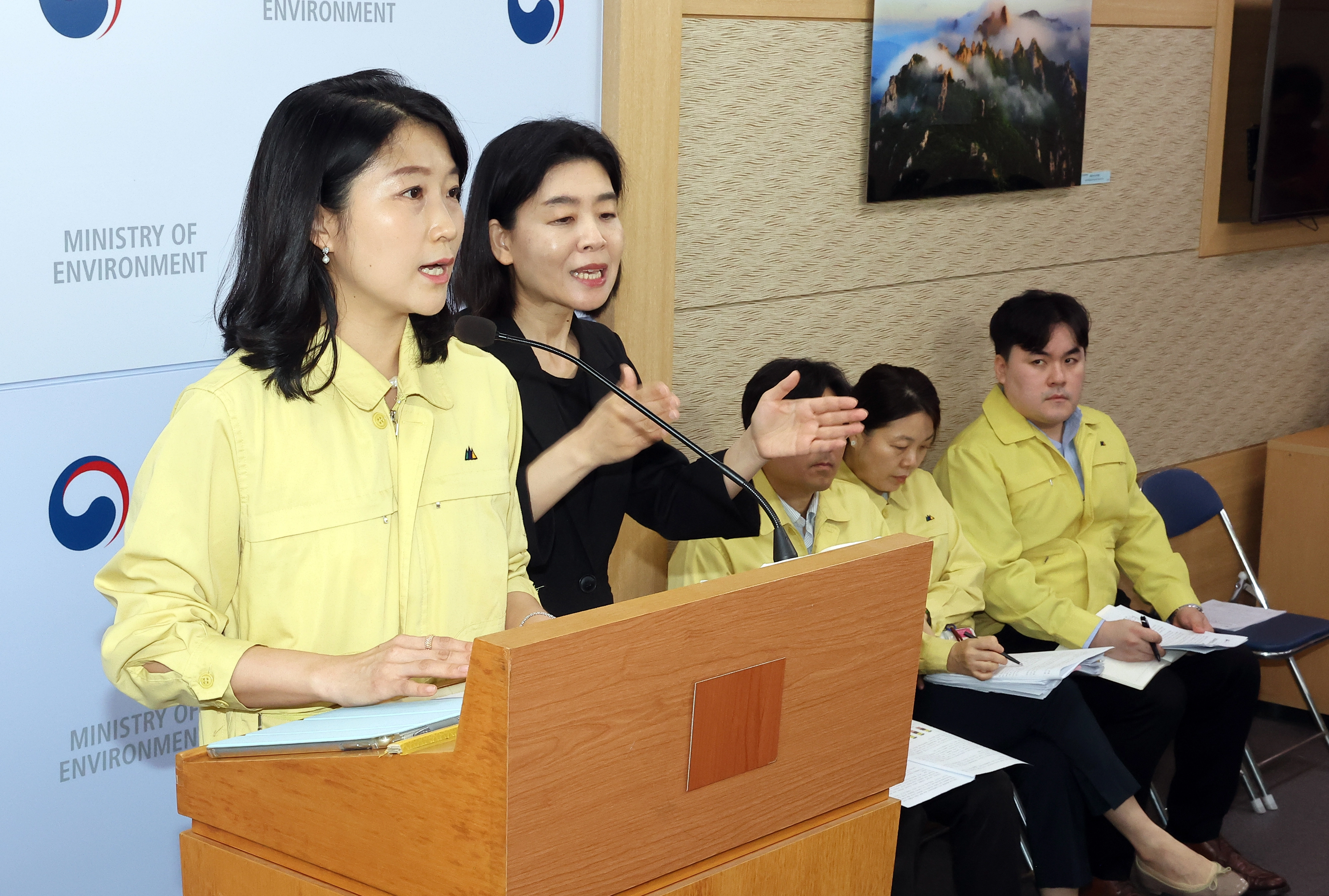 환경부 최민지 온실가스종합정보센터장이 20일 정부세종청사 환경부 기자실에서 2024년도 국가 온실가스 잠정배출량을 산정한 결과, 6억9천158만톤에 이른다고 설명하고 있다. 2025.8.20
    scoop@yna.co.kr
(끝)


<저작권자(c) 연합뉴스, 무단 전재-재배포, AI 학습 및 활용 금지>