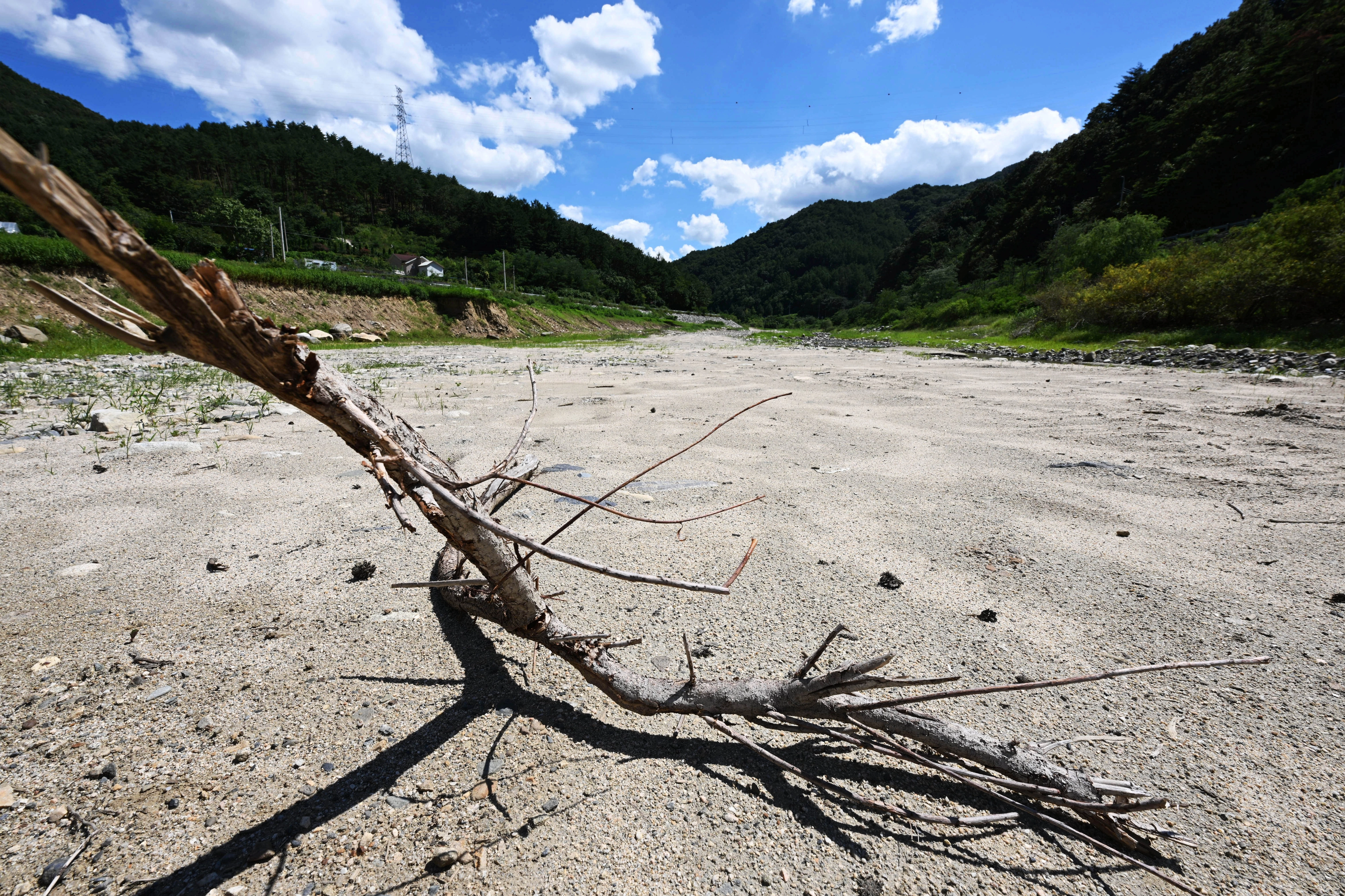 극심함 가뭄으로 강원 강릉시의 주 상수원인 오봉저수지가 20일 20% 저수율로 역대 최저치를 기록, 텅 비어 가고 있다.  사진은 이날 바닥을 보인 오봉저수지. 2025.8.20 강릉 홍윤기 기자