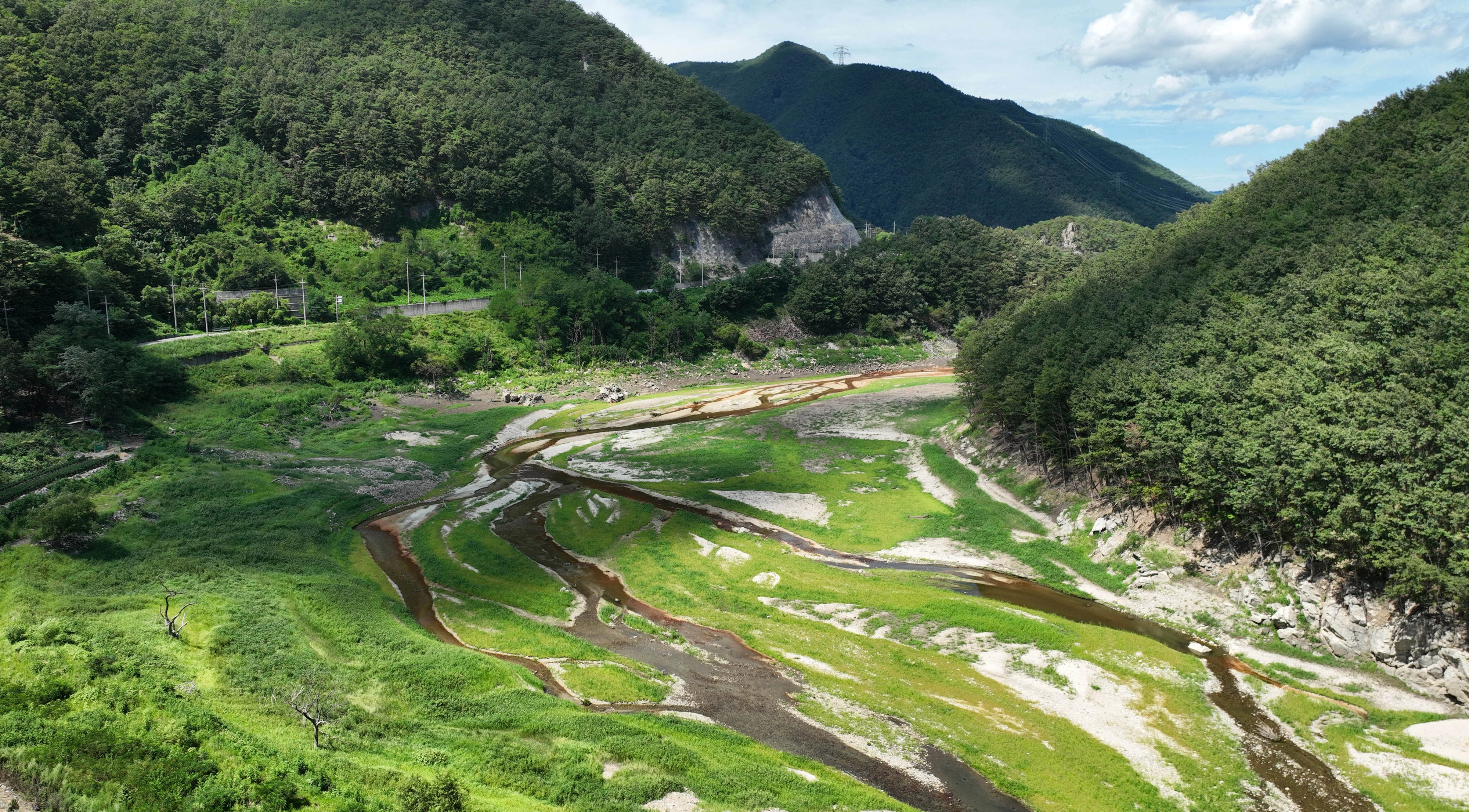 극심함 가뭄으로 강원 강릉시의 주 상수원인 오봉저수지가 20일 20% 저수율로 역대 최저치를 기록, 텅 비어 가고 있다.  사진은 이날 바닥을 보인 오봉저수지. 2025.8.20 강릉 홍윤기 기자