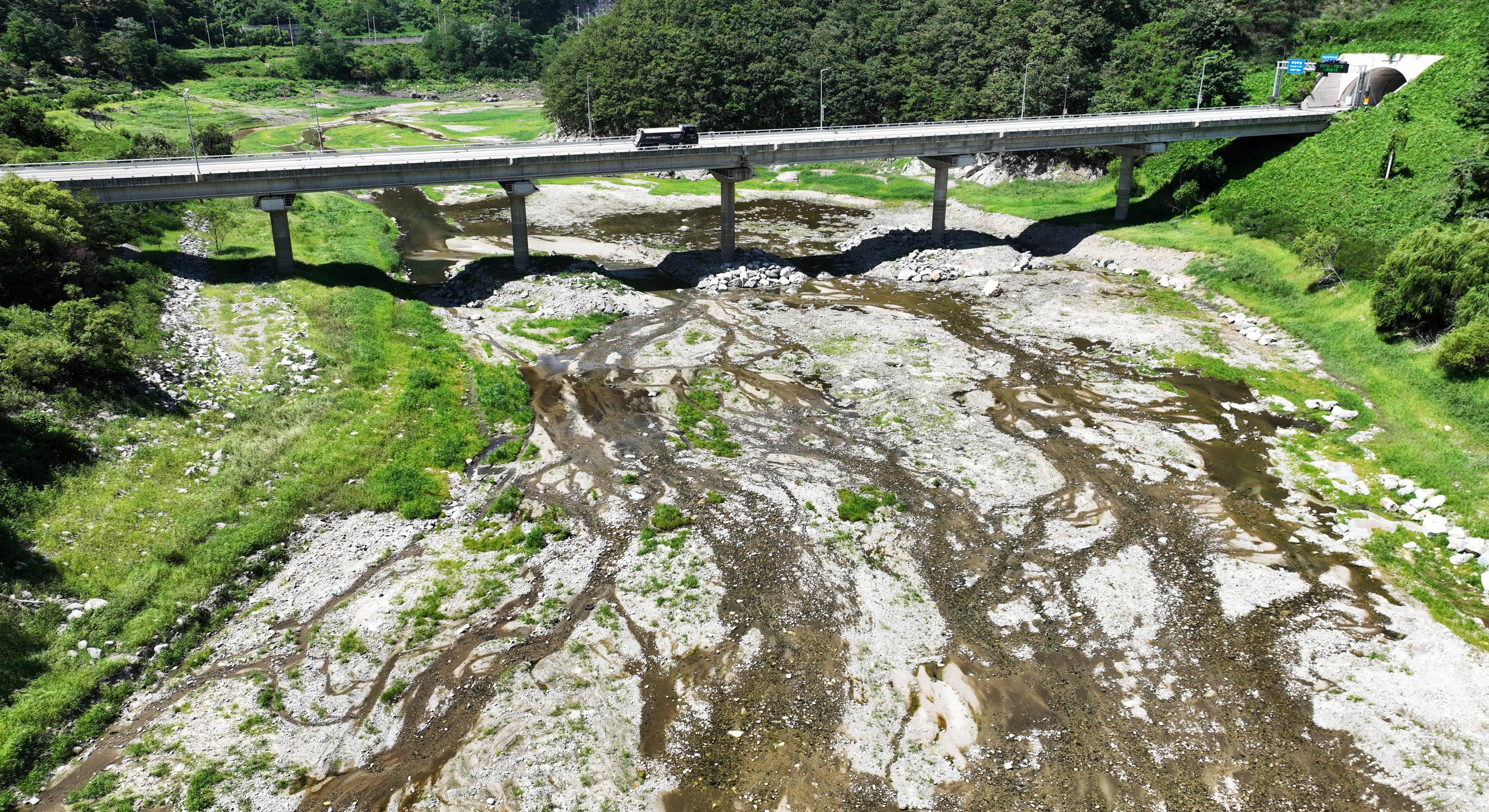 극심함 가뭄으로 강원 강릉시의 주 상수원인 오봉저수지가 20일 20% 저수율로 역대 최저치를 기록, 텅 비어 가고 있다.  사진은 이날 바닥을 보인 오봉저수지. 2025.8.20 강릉 홍윤기 기자