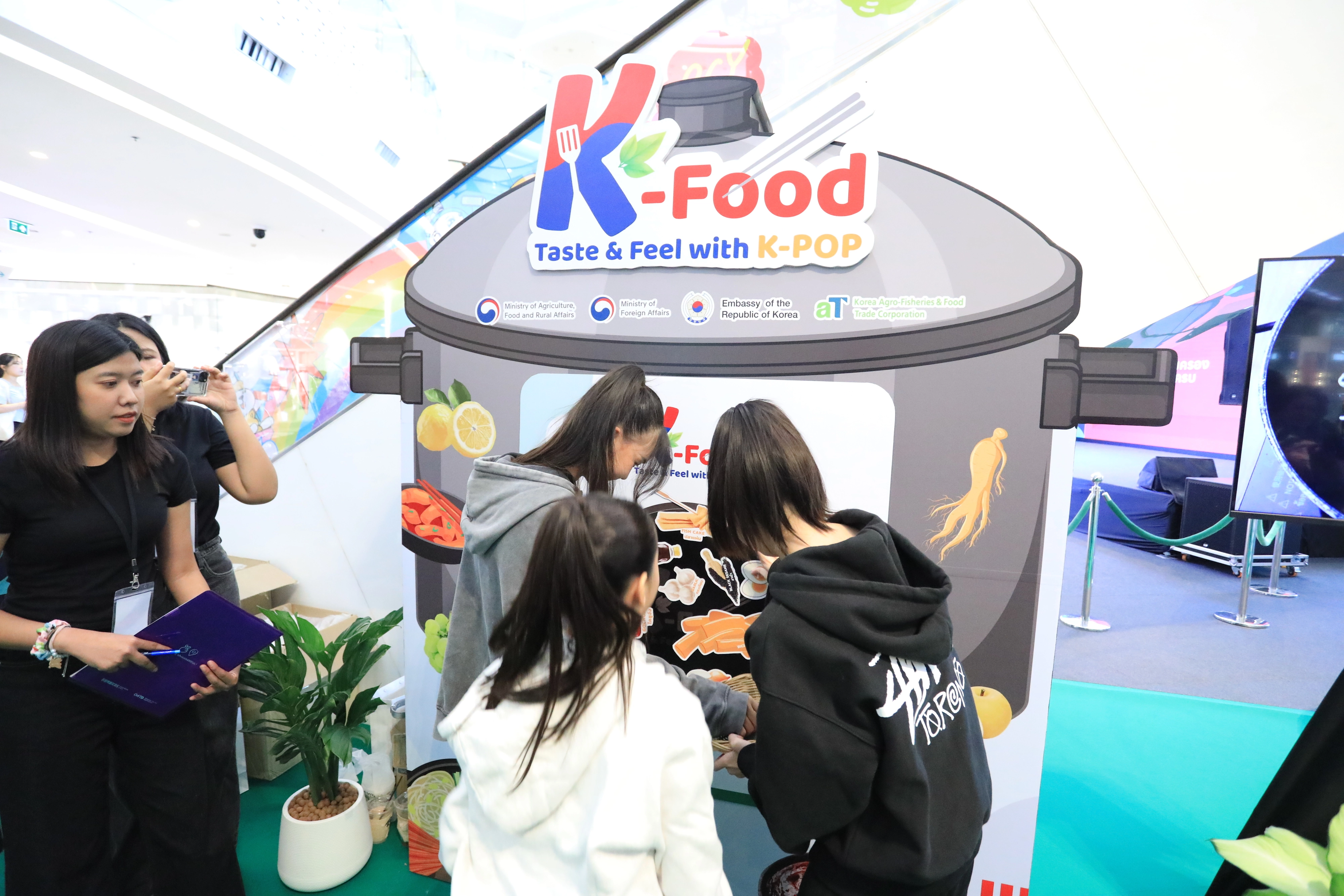 지난 16일(현지시간) 열린 ‘K푸드 테이스트 &필’ 무료 시식회 행사장을 찾은 태국 참관객들은 K푸드 레시피를 맞추는 게임을 하고 있다.