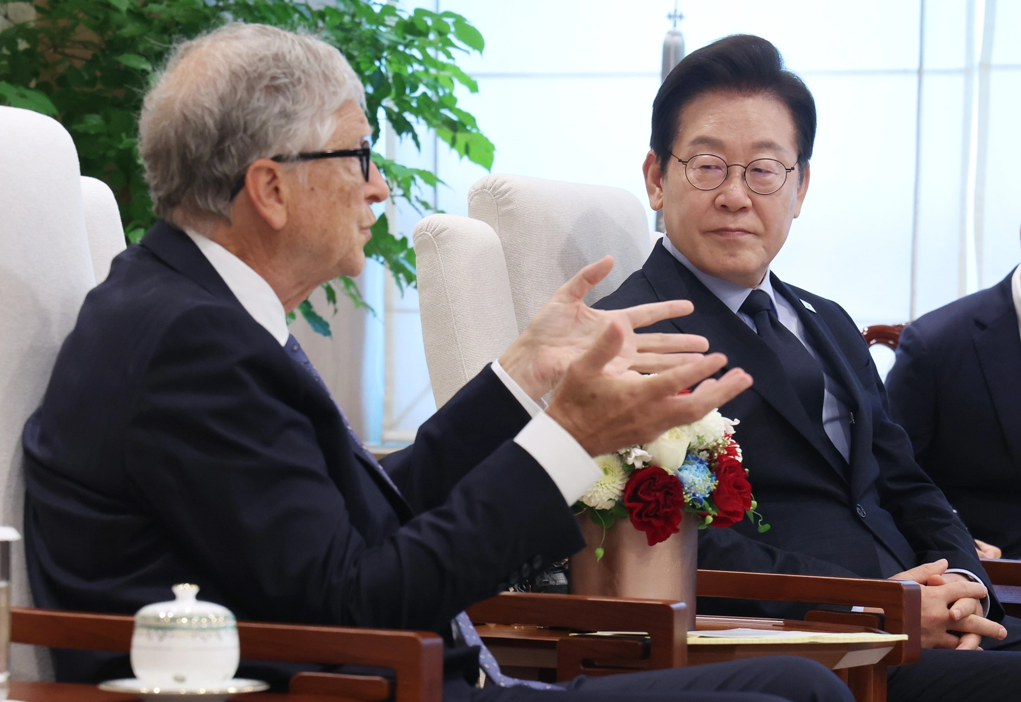이재명 대통령, 빌 게이츠 접견  이재명 대통령이 21일 용산 대통령실에서 빌 게이츠 게이츠재단 이사장의 발언을 듣고 있다. 2025.8.21 연합뉴스