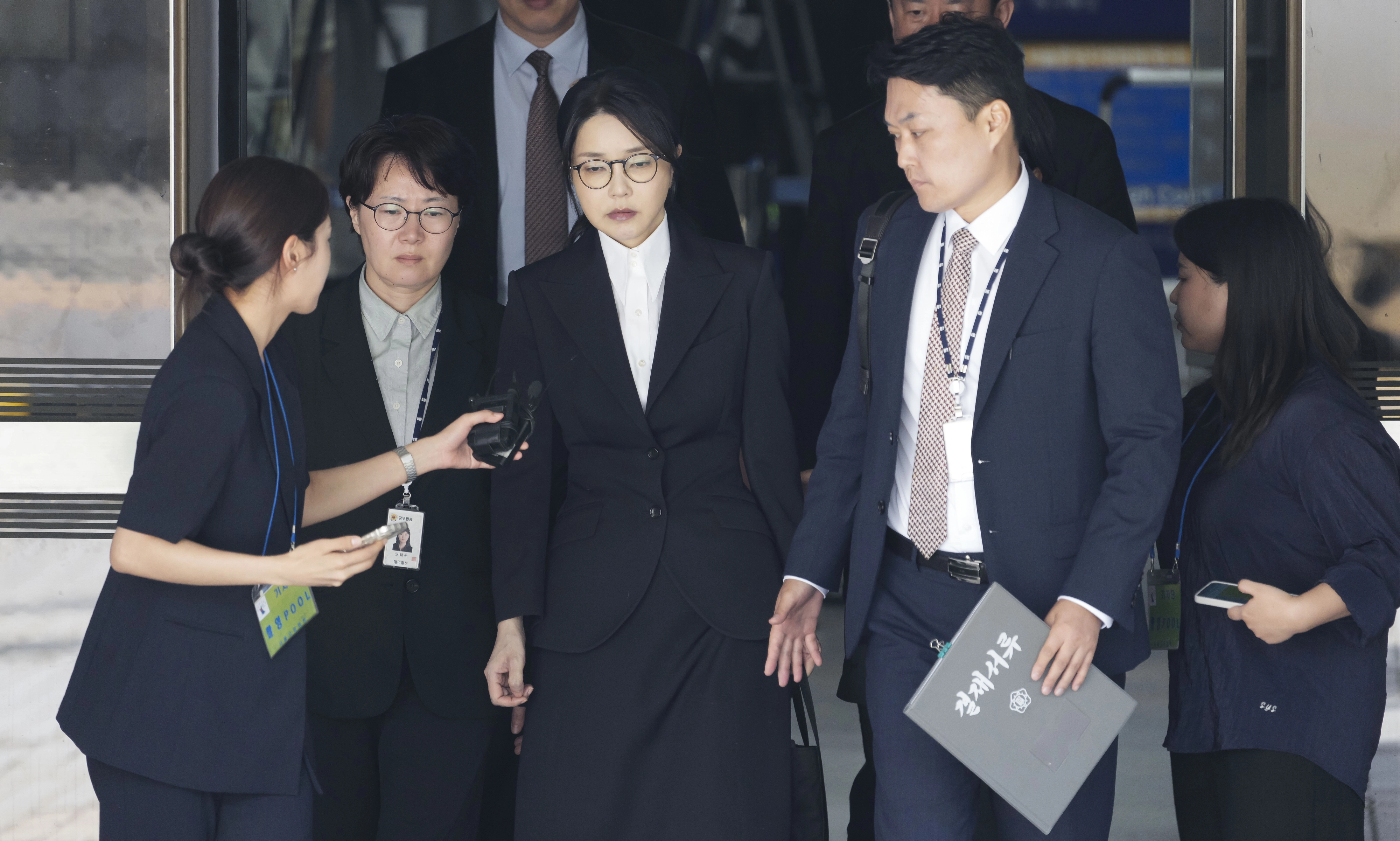 영장실질심사 마친 김건희 여사  윤석열 전 대통령 부인 김건희 여사가 12일 구속 전 피의자 심문(영장실질심사)을 마친 뒤 서울 서초구 서울중앙지법을 나서고 있다. 2025.8.12 사진공동취재단