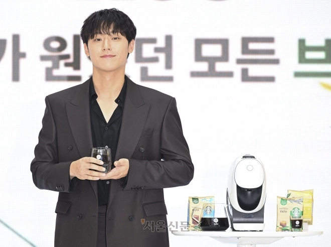 배우 이도현이 21일 서울 영등포구 타임스퀘어 아트리움 특설무대에서 열린 네스카페 돌체 구스토 네오 출시 행사 포토콜에 참석해 포즈를 취하고 있다. 2025.8.21 이지훈 기자