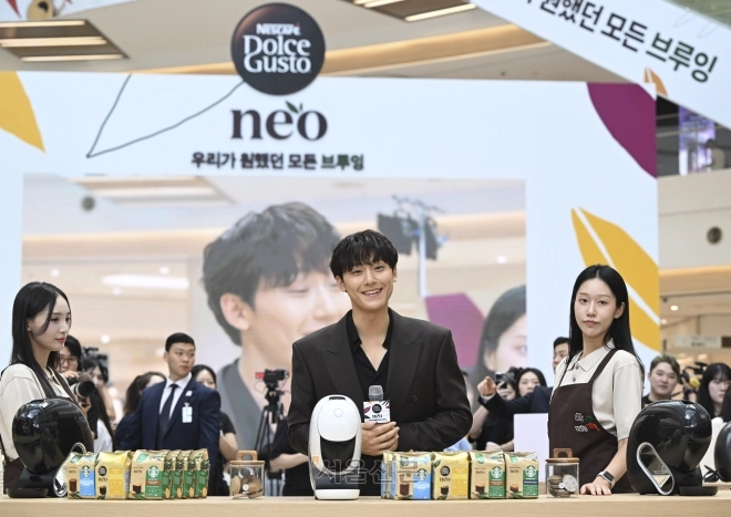 배우 이도현이 21일 서울 영등포구 타임스퀘어 아트리움 특설무대에서 열린 네스카페 돌체 구스토 네오 출시 행사에서 제품을 시연하고 있다. 2025.8.21 이지훈 기자