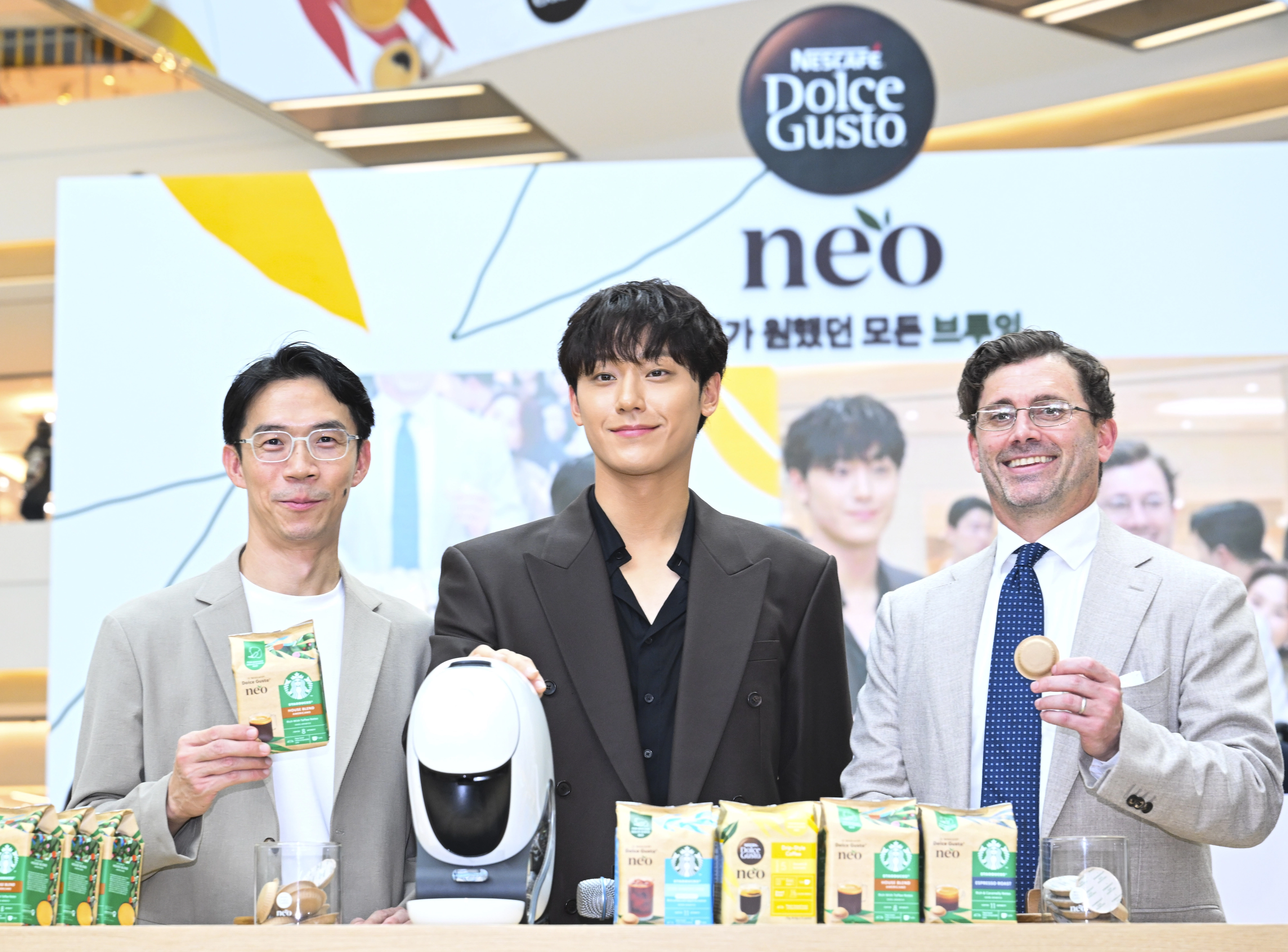 배우 이도현이 21일 서울 영등포구 타임스퀘어 아트리움 특설무대에서 열린 네스카페 돌체 구스토 네오 출시 행사에서 제품을 시연하고 있다. 2025.8.21 이지훈 기자
