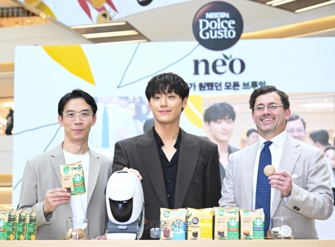 배우 이도현이 21일 서울 영등포구 타임스퀘어 아트리움 특설무대에서 열린 네스카페 돌체 구스토 네오 출시 행사에서 제품을 시연하고 있다. 2025.8.21 이지훈 기자