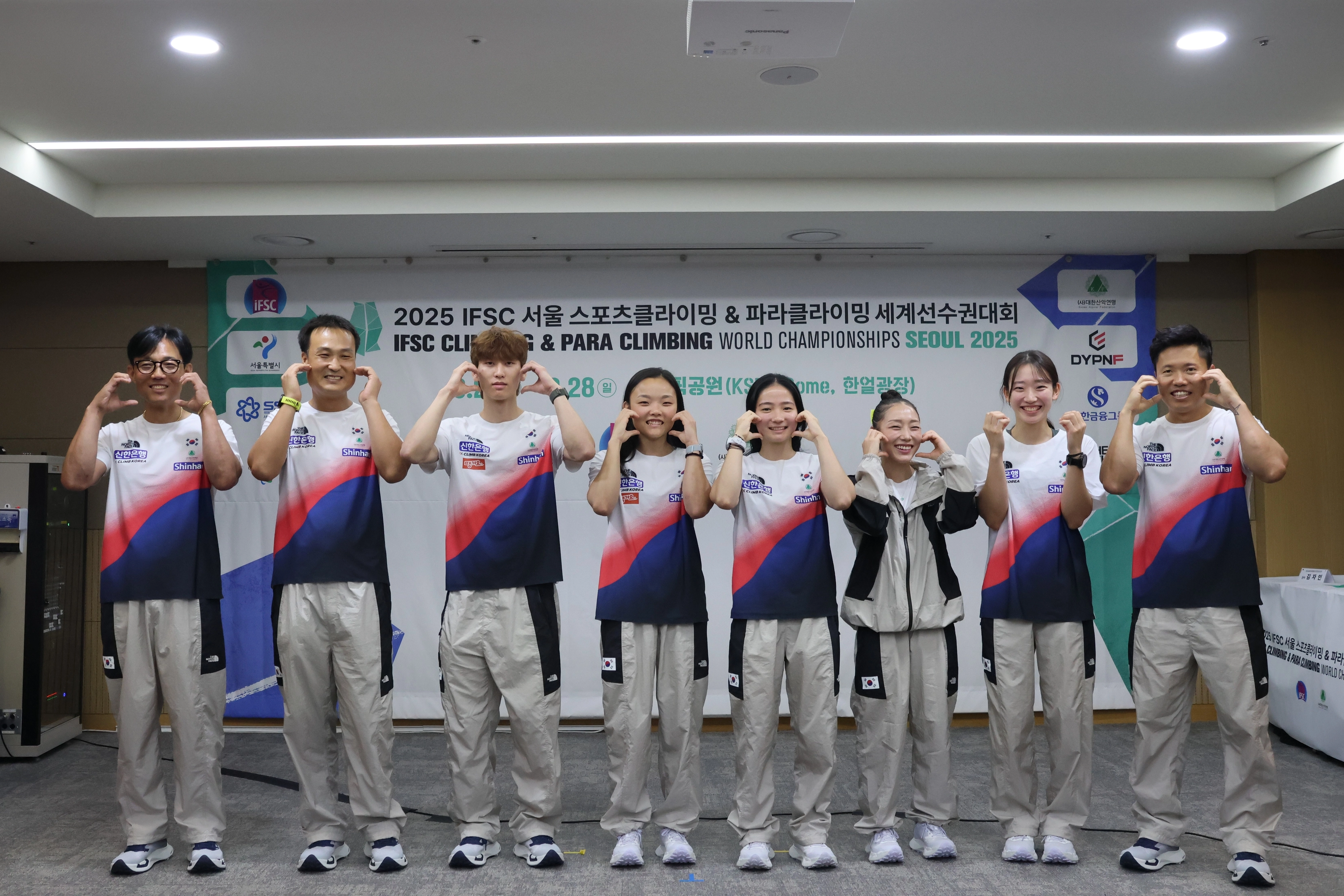 한국 클라이밍 국가대표팀이 21일 서울 올림픽파크텔에서 열린 2025 국제스포츠클라이밍연맹(IFSC) 서울 스포츠·파라클라이밍 세계선수권대회 미디어데이에서 각오를 밝히고 있다.  왼쪽부터 서종국 감독, 조해성, 이도현, 서채현, 성한아름, 김자인, 정지민, 박희용 감독. 대한산악연맹 제공