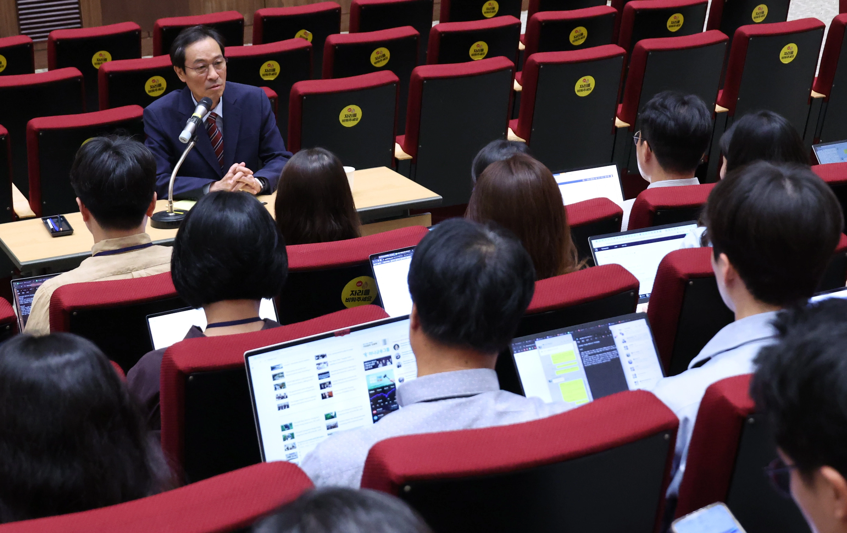 우상호 정무수석 기자간담회  우상호 정무수석이 21일 용산 대통령실에서 기자간담회를 하고 있다.
대통령실 제공