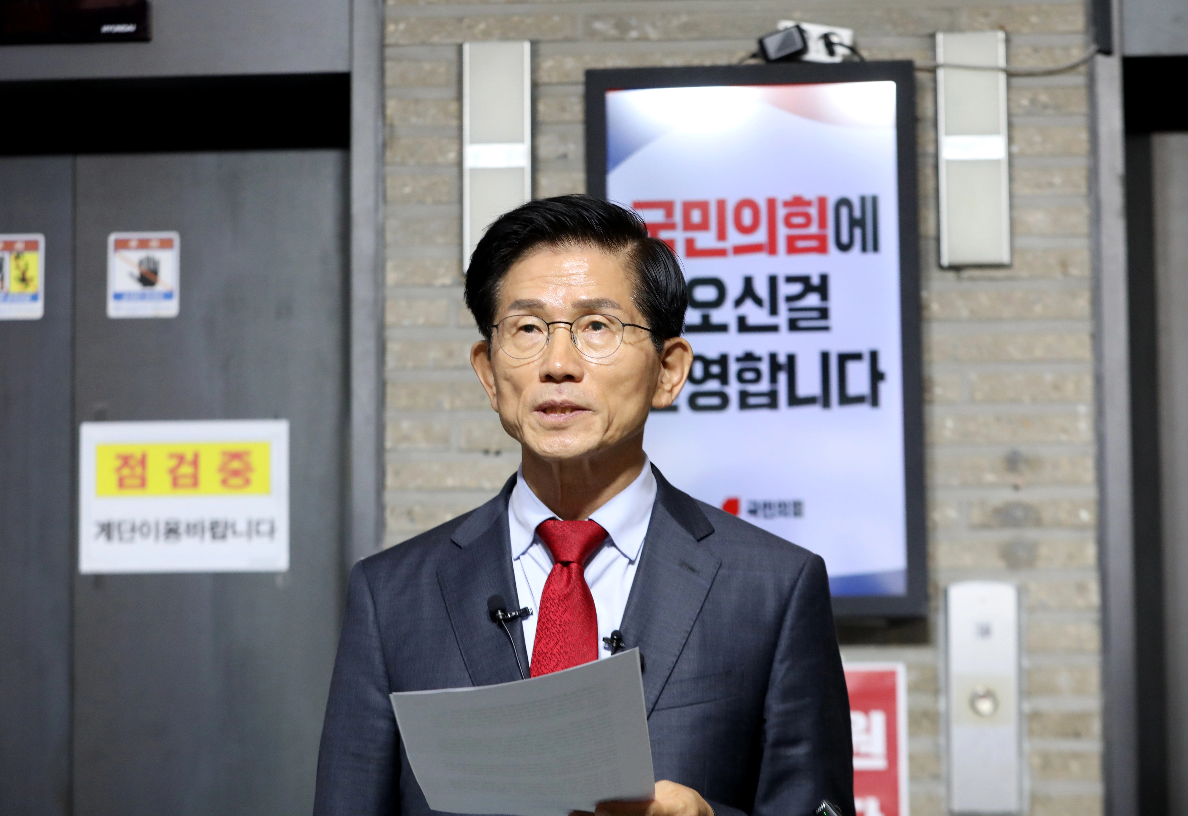 특검 압수수색 반대 기자회견하는 김문수 후보  김건희특검의 국민의힘 당사 압수수색에 반대하며 농성 중인 국민의힘 김문수 당 대표 후보가 21일 서울 여의도 당사에서 ‘이재명특검 불법부당 당원명부 탈취 저지 국민보고회’를 하고 있다. 2025.8.21 김문수 후보 측 제공.