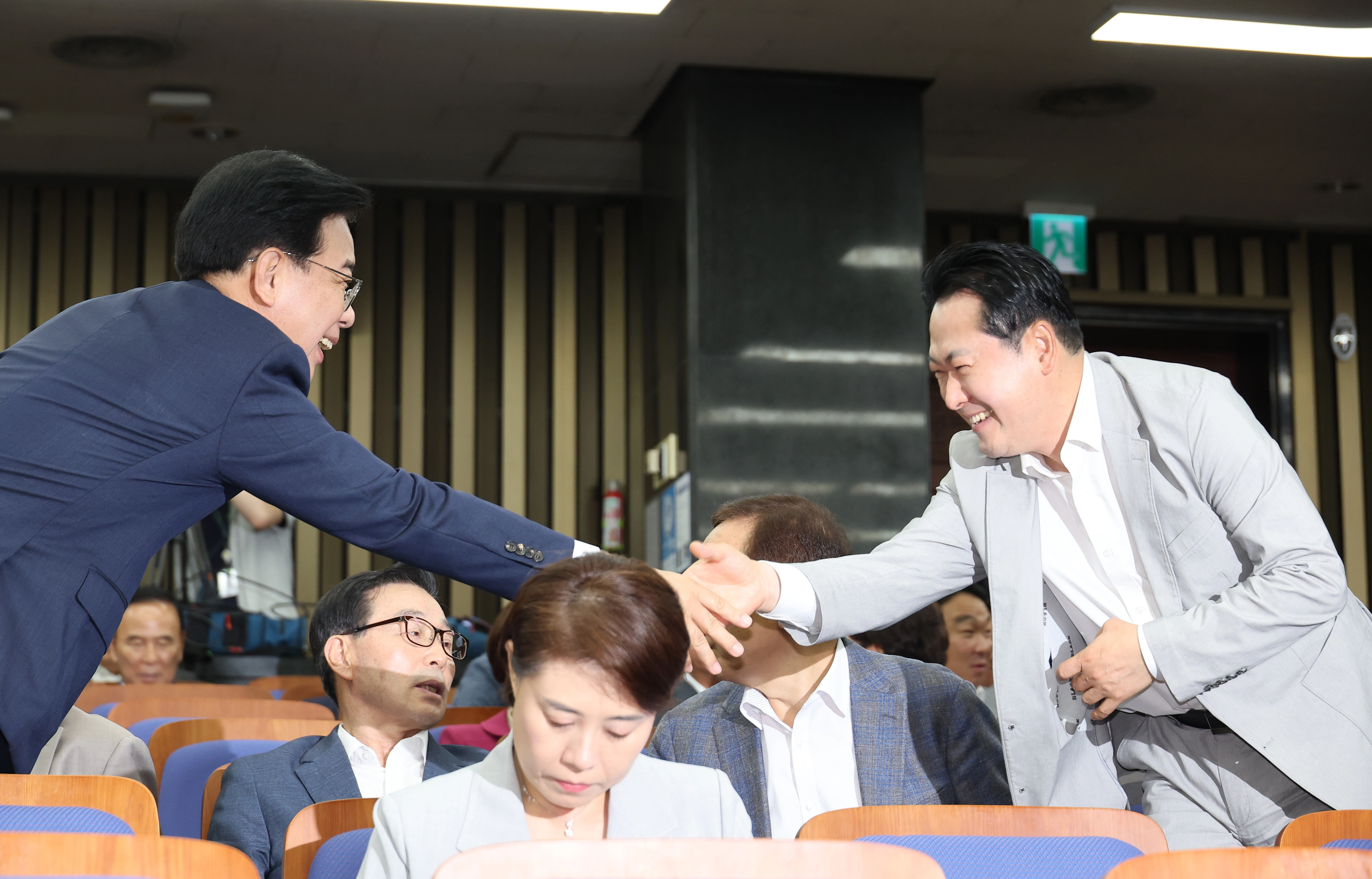 장동혁 의원과 인사하는 송언석 비상대책위원장  국민의힘 송언석 비상대책위원장 겸 원내대표가 21일 서울 여의도 국회에서 열린 의원총회에 참석하며 장동혁 의원과 악수하고 있다. 2025.8.21 연합뉴스