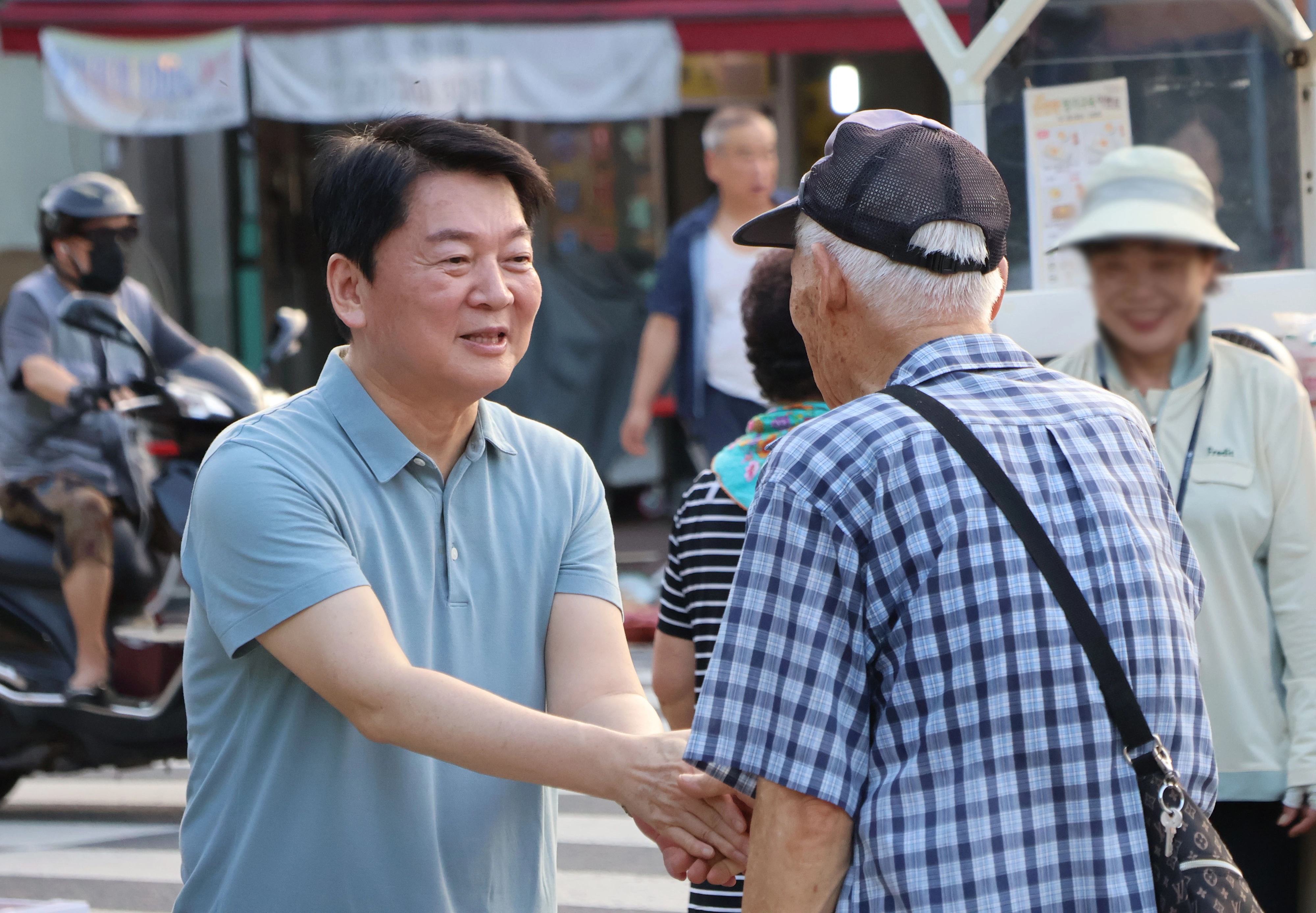 대구 찾은 안철수 당 대표 후보  국민의힘 안철수 당 대표 후보가 21일 대구 달성공원 새벽시장을 방문해 시민들과 인사를 나누고 있다. 2025.8.21 안철수 후보 측 제공.