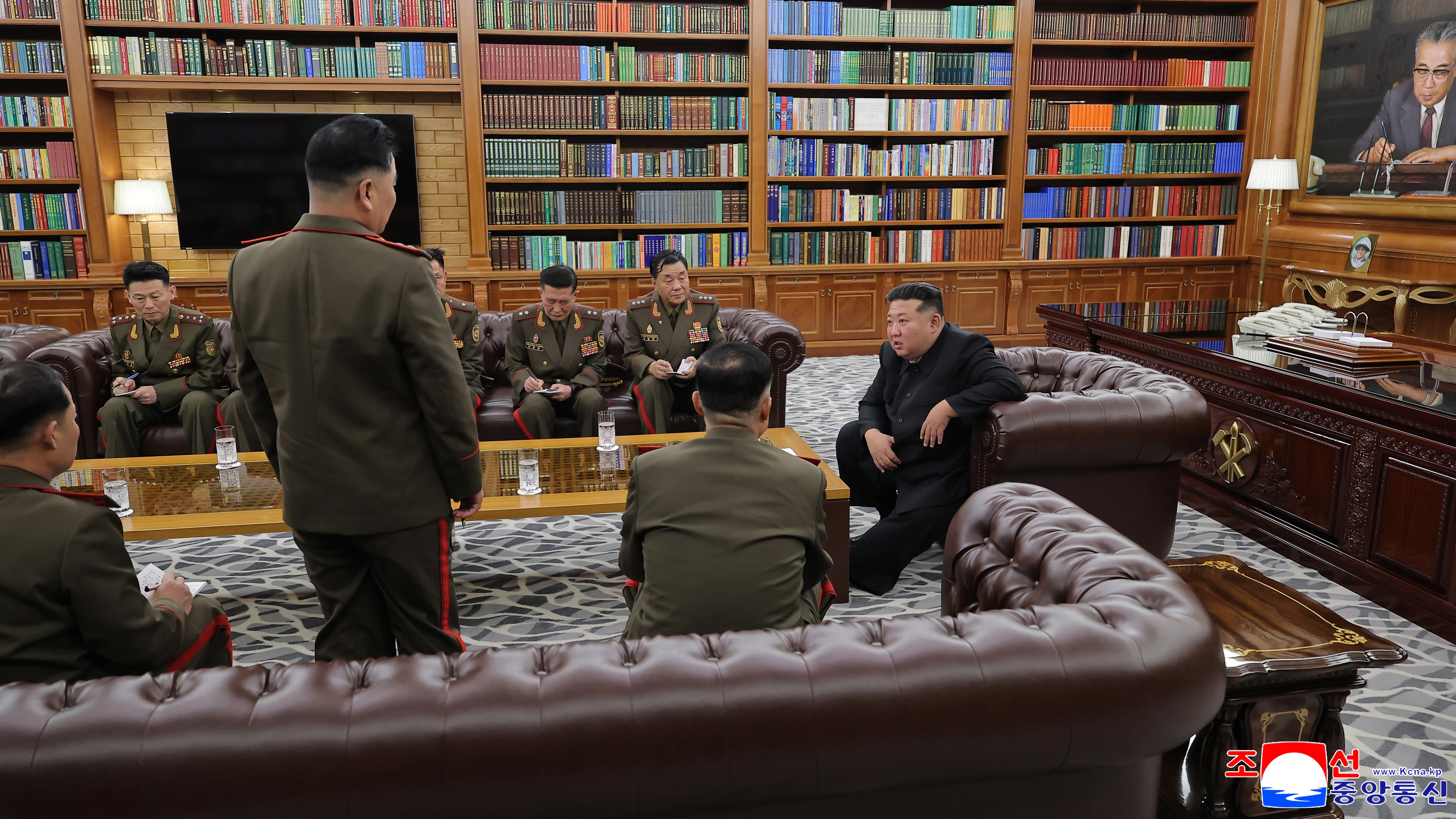 김정은 북한 국무위원장이 지난 20일 당 중앙위원회 본부청사에서 국가표창수여식 참석차 귀국한 해외작전부대 주요 지휘관들을 만났다고 조선중앙통신이 21일 보도했다. 2025.8.21 조선중앙통신 연합뉴스